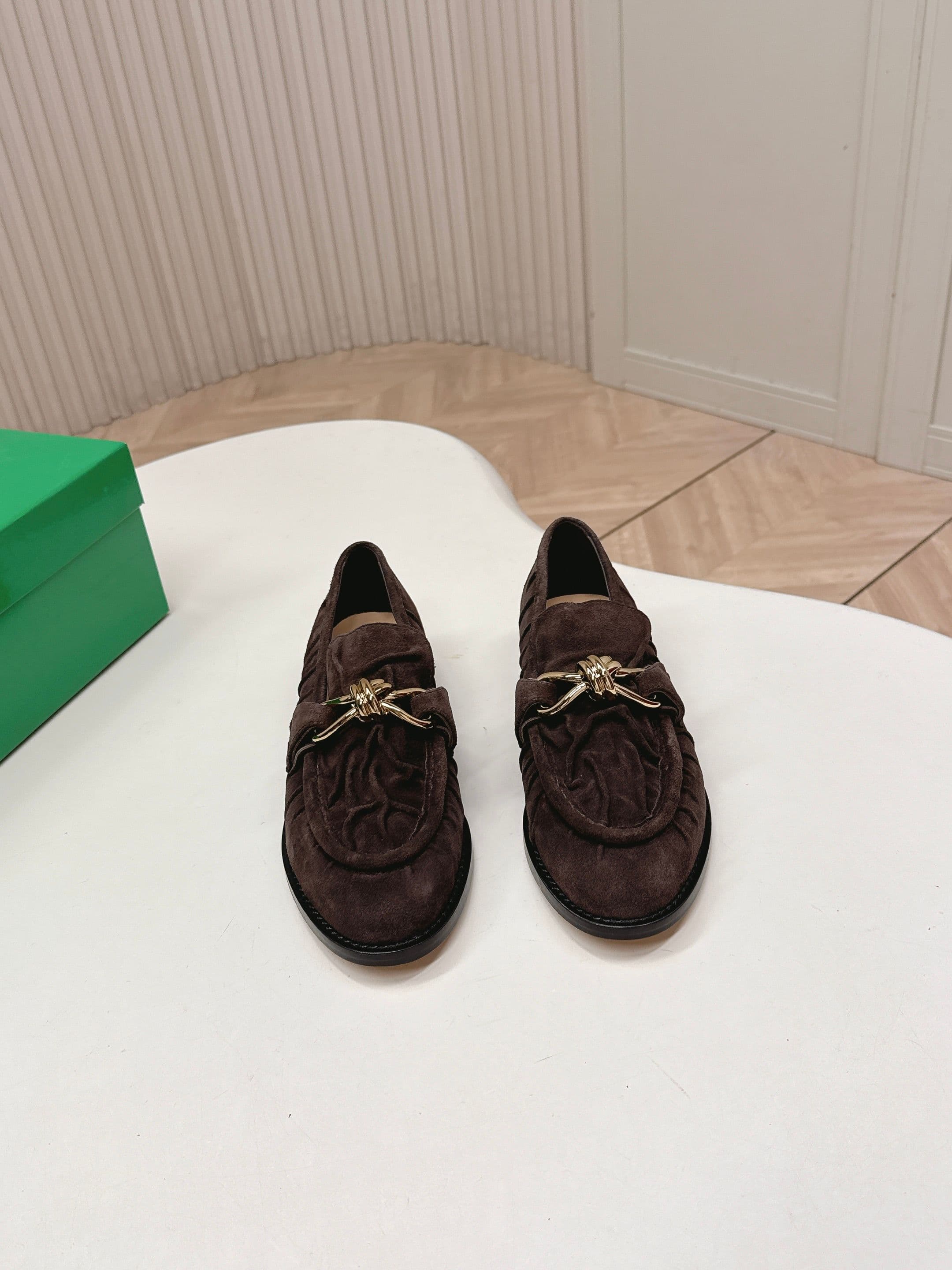 C202 High version: New model BV 2026. Style inspired by “old money”. Covered in wrinkled leather. LeFevre shoes with genuine leather cords and decorations. BOTTEGA VENET women’s Astaire LeFevre single shoe — image 1