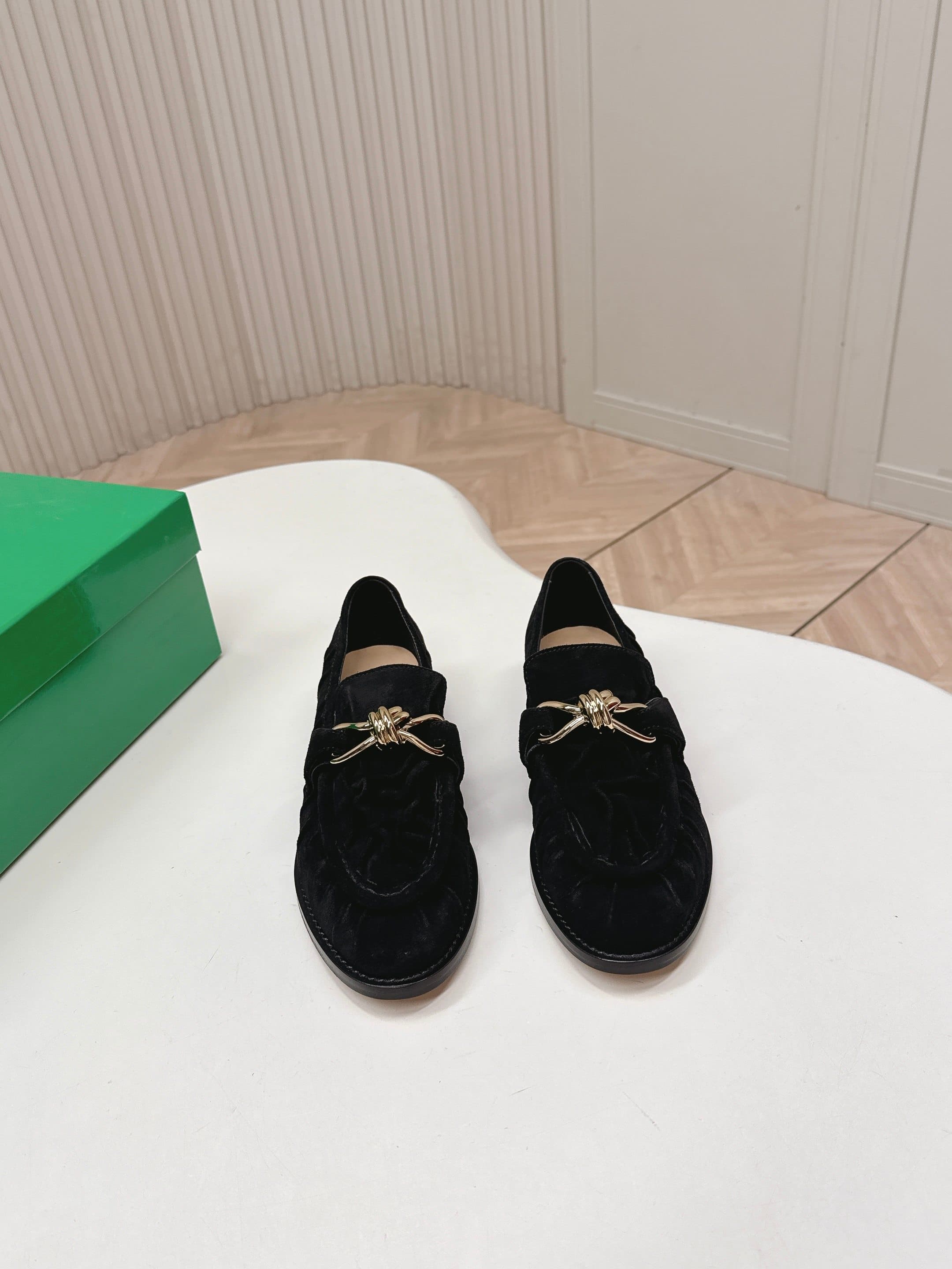 C201 High version, released as BV 2026 – new model. Style inspired by traditional Chinese fashion. Faded leather, Leif鞋 with genuine leather binding decorations. BOTTEGA VENET women’s Astaire Leif single shoe — image 1