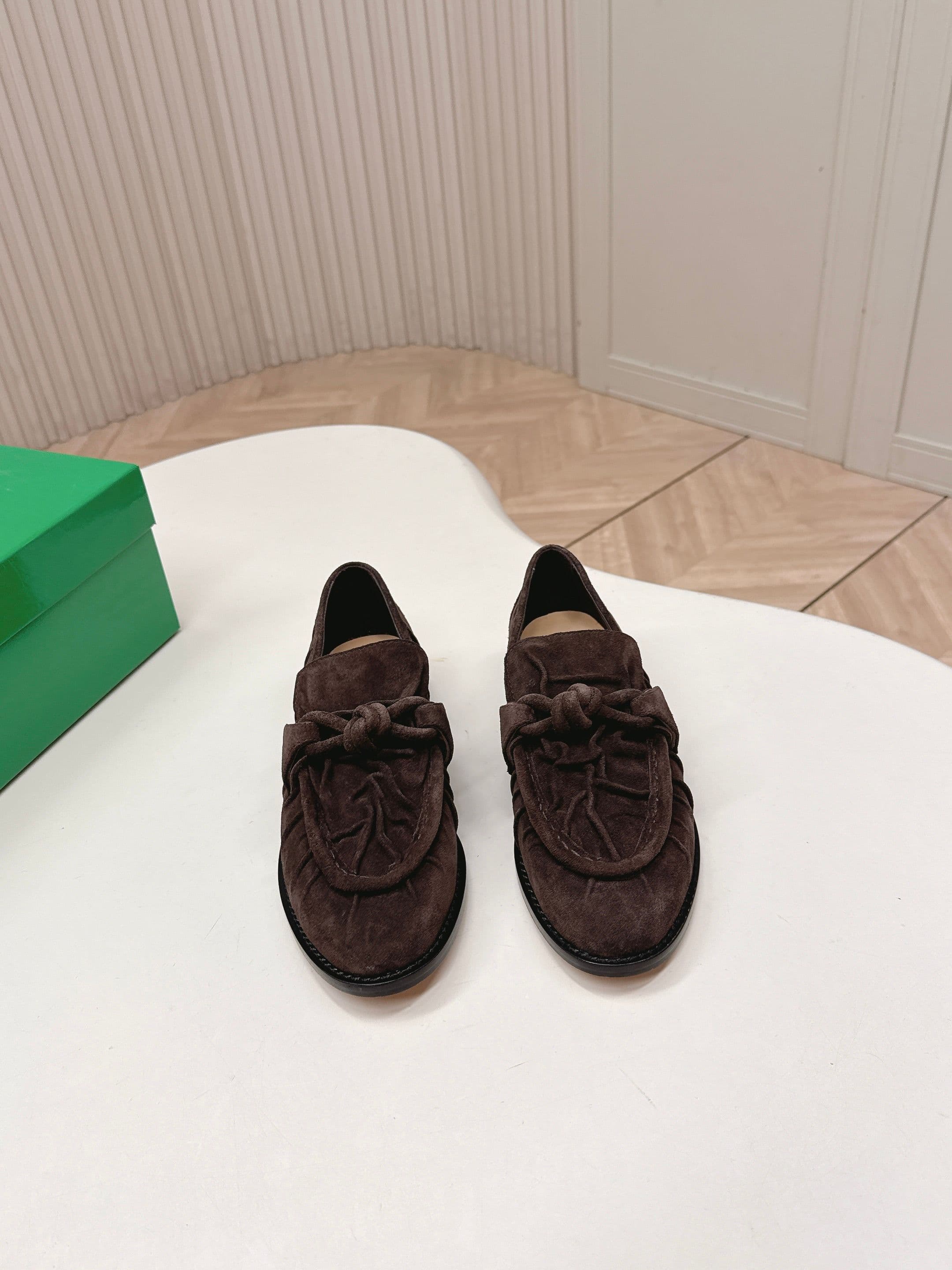C200 High version, released as BV 2026 – new model. Style reminiscent of “old money” fashion. Covered with wrinkled leather. Leather buckle decorations. BOTTEGA VENET women’s Astaire Leif shoe. — image 1