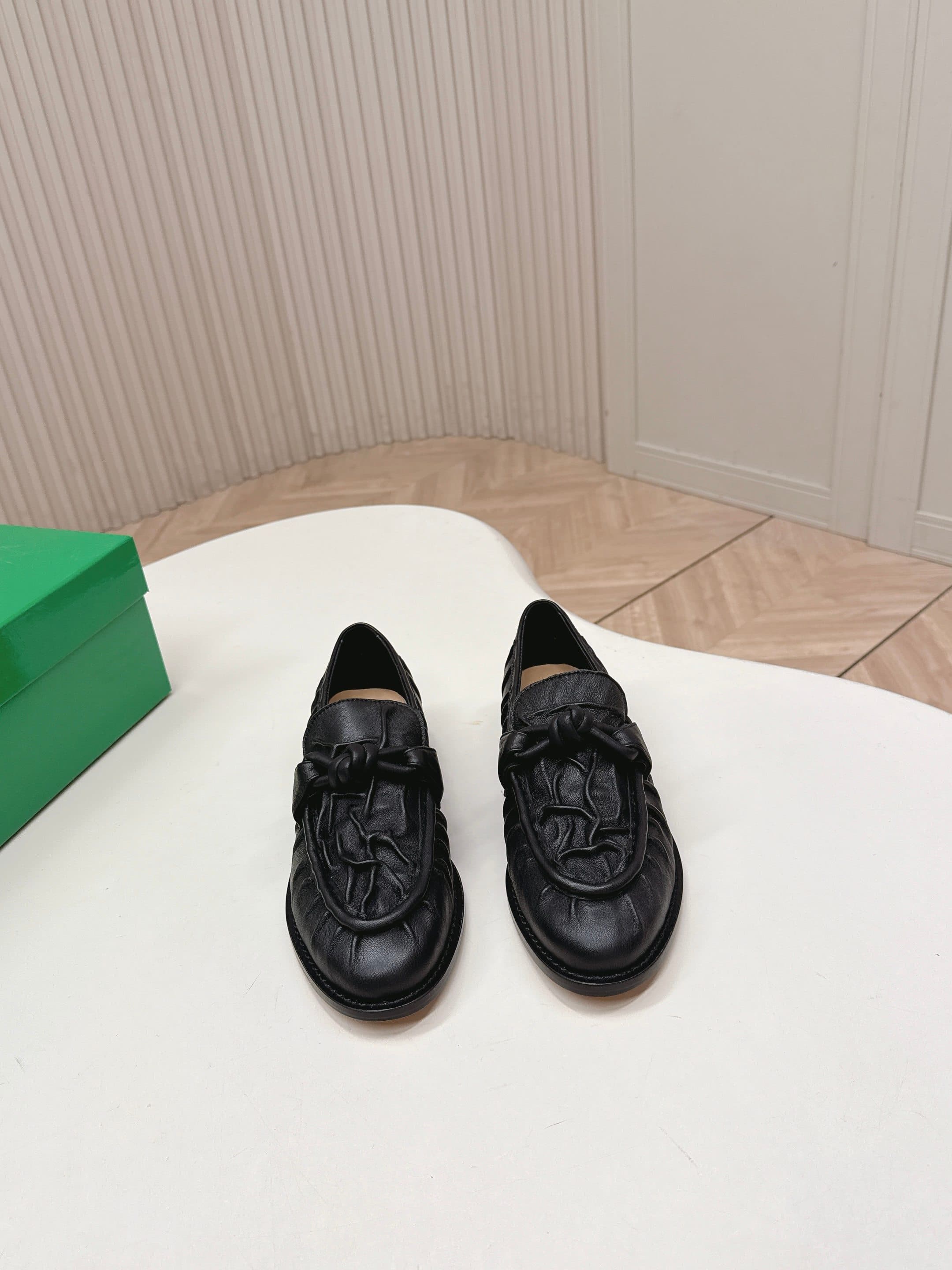 C197 High version: BV 2026 new model. Style inspired by traditional Chinese fashion. Covered in wrinkled leather. Leifure shoes with real leather rope decorations. BOTTEGA VENET women’s Astaire Leifure single shoe — image 1