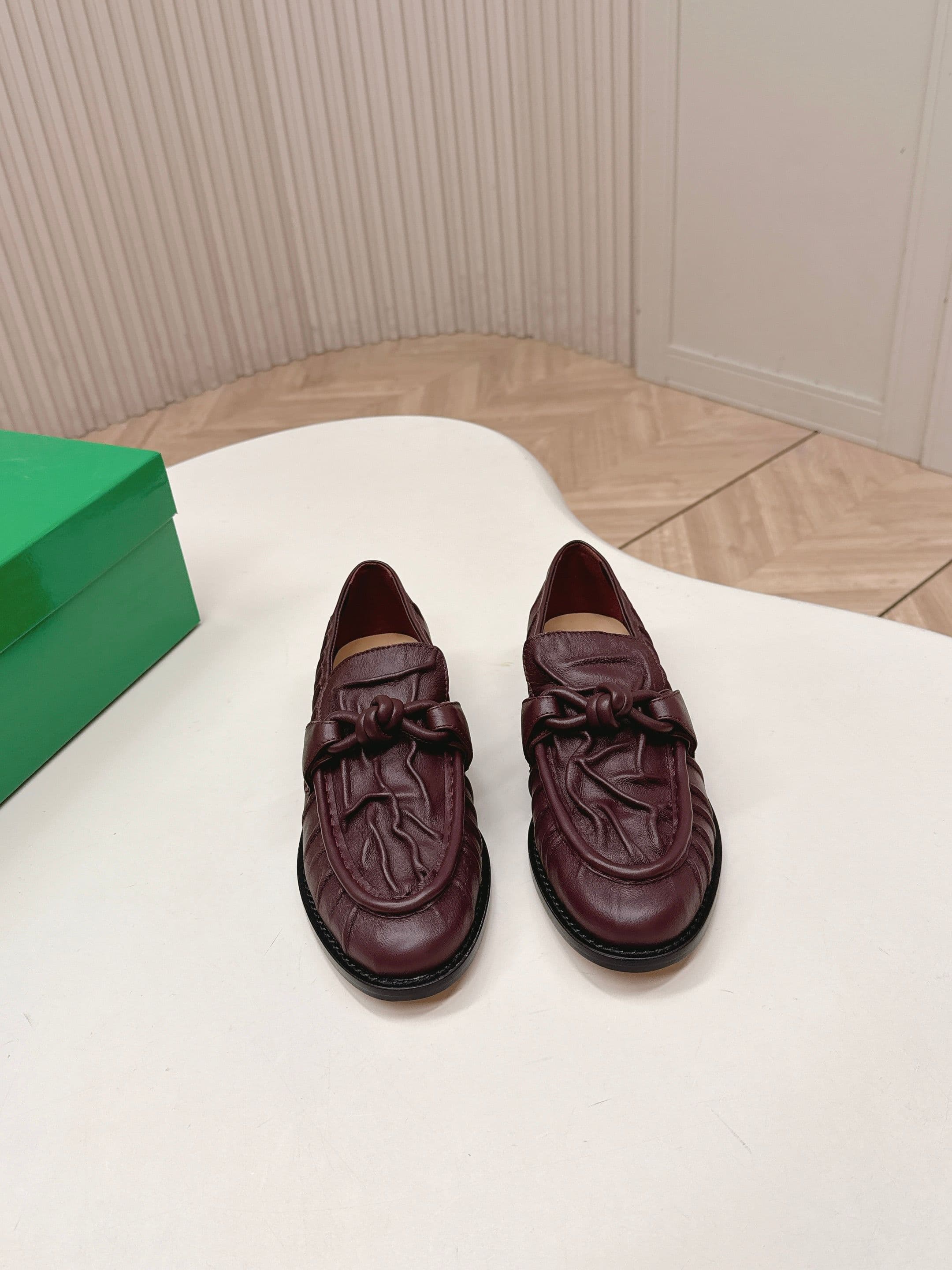 C196 High version: New model BV 2026. Style inspired by traditional Chinese fashion. Covered in wrinkled leather. LeFevre shoes with genuine leather cords and decorations. BOTTEGA VENET women’s Astaire LeFevre single shoe — image 1