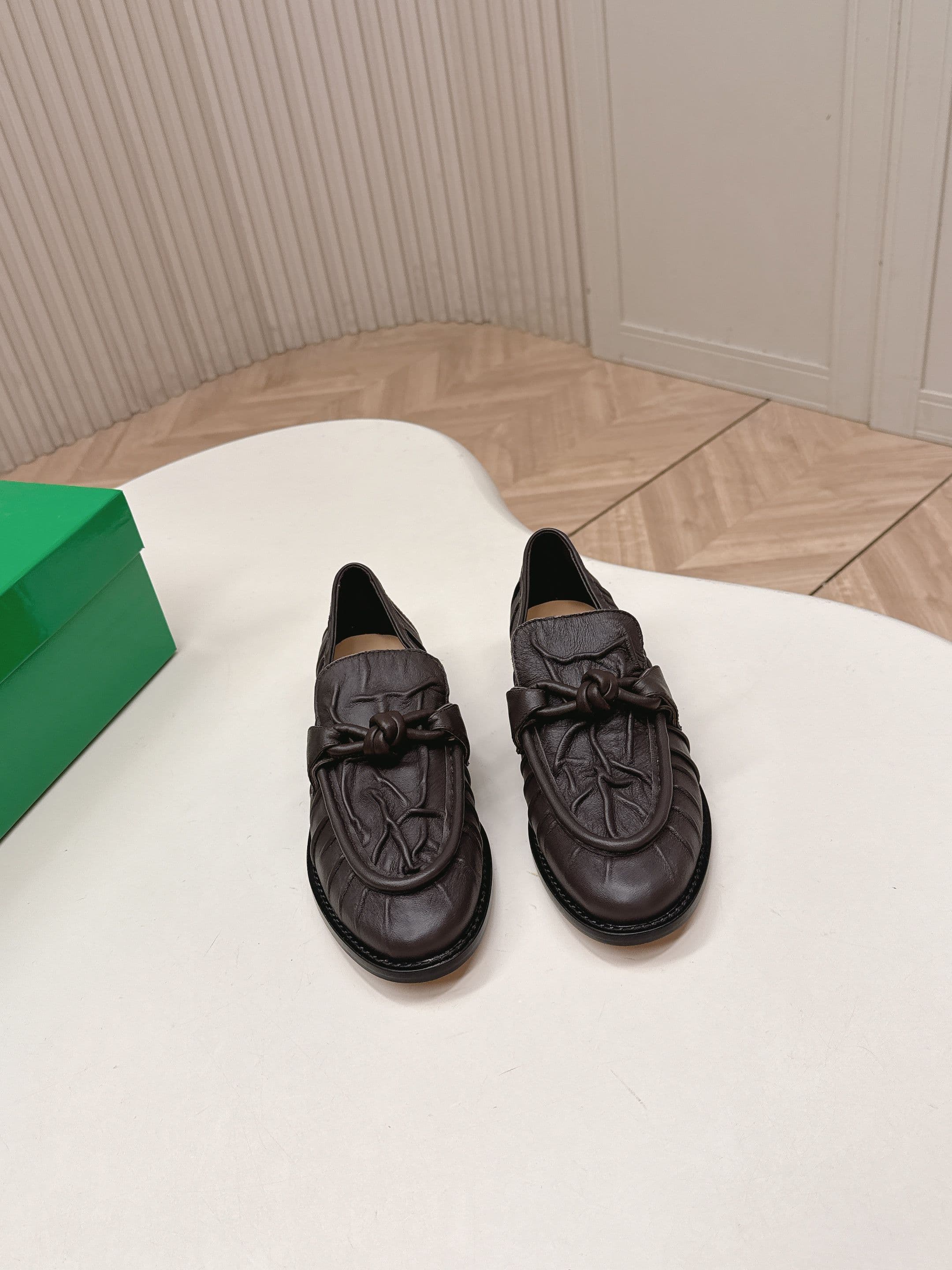 C195 High version: New model BV 2026. Style inspired by classic Chinese fashion. Covered in wrinkled leather. Leather lacing details. BOTTEGA VENET women’s Astaire LeFevre shoe. — image 1