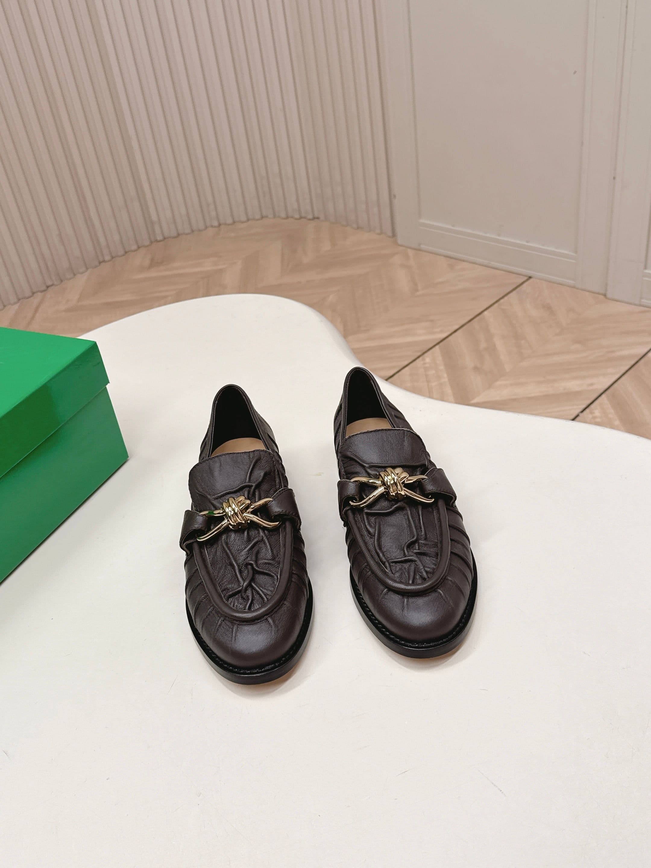 C194 High version: New model BV 2026. Traditional style, corduroy leather, LeFevre shoes with genuine leather knots and decorations. BOTTEGA VENET women’s Astaire LeFevre single shoe — image 1