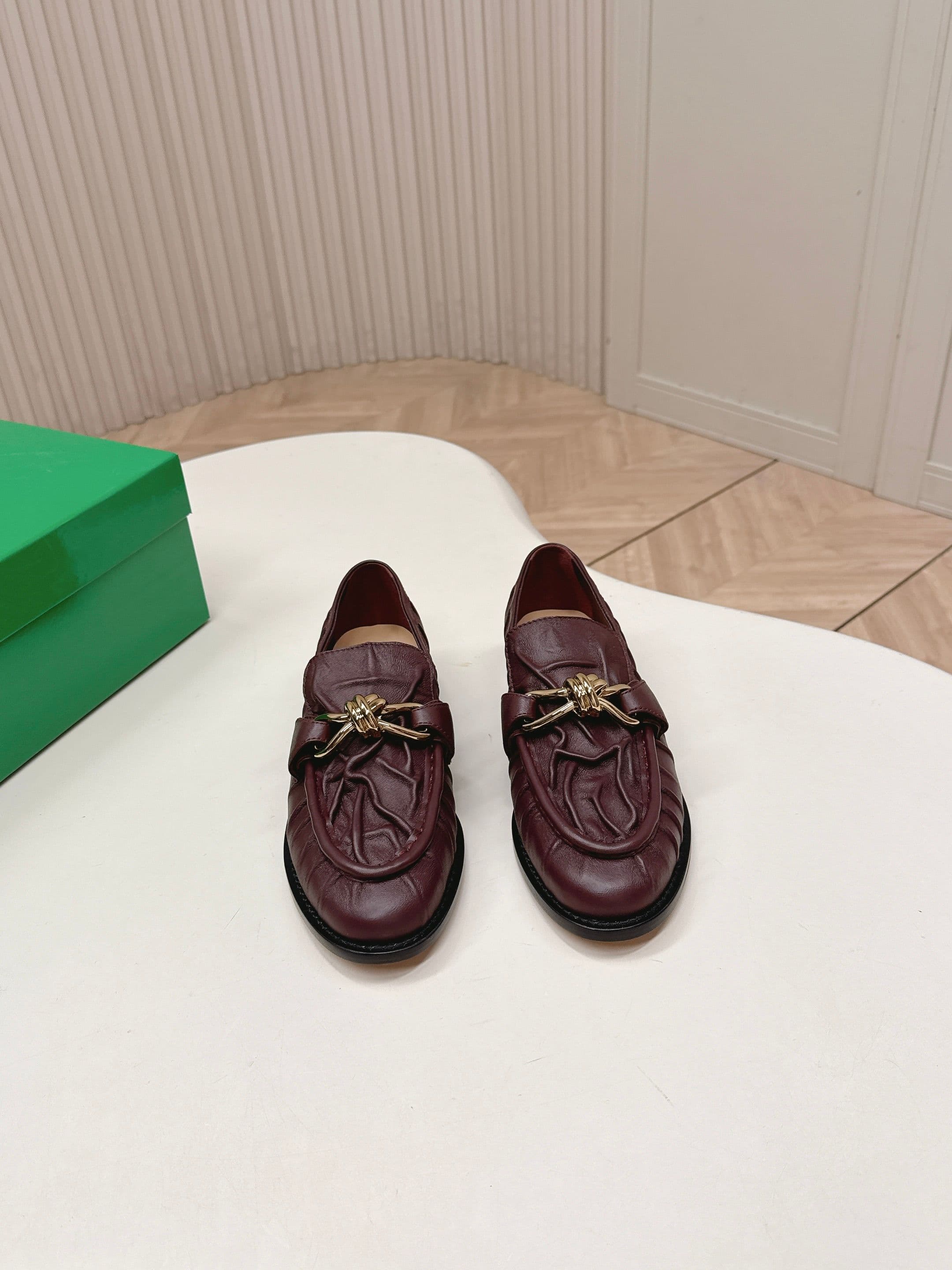 C193 High version, BV 2026 model. Classic style, wrinkled leather, Ferragamo shoes with genuine leather binding decorations. BOTTEGA VENET women’s Astaire single shoe — image 1