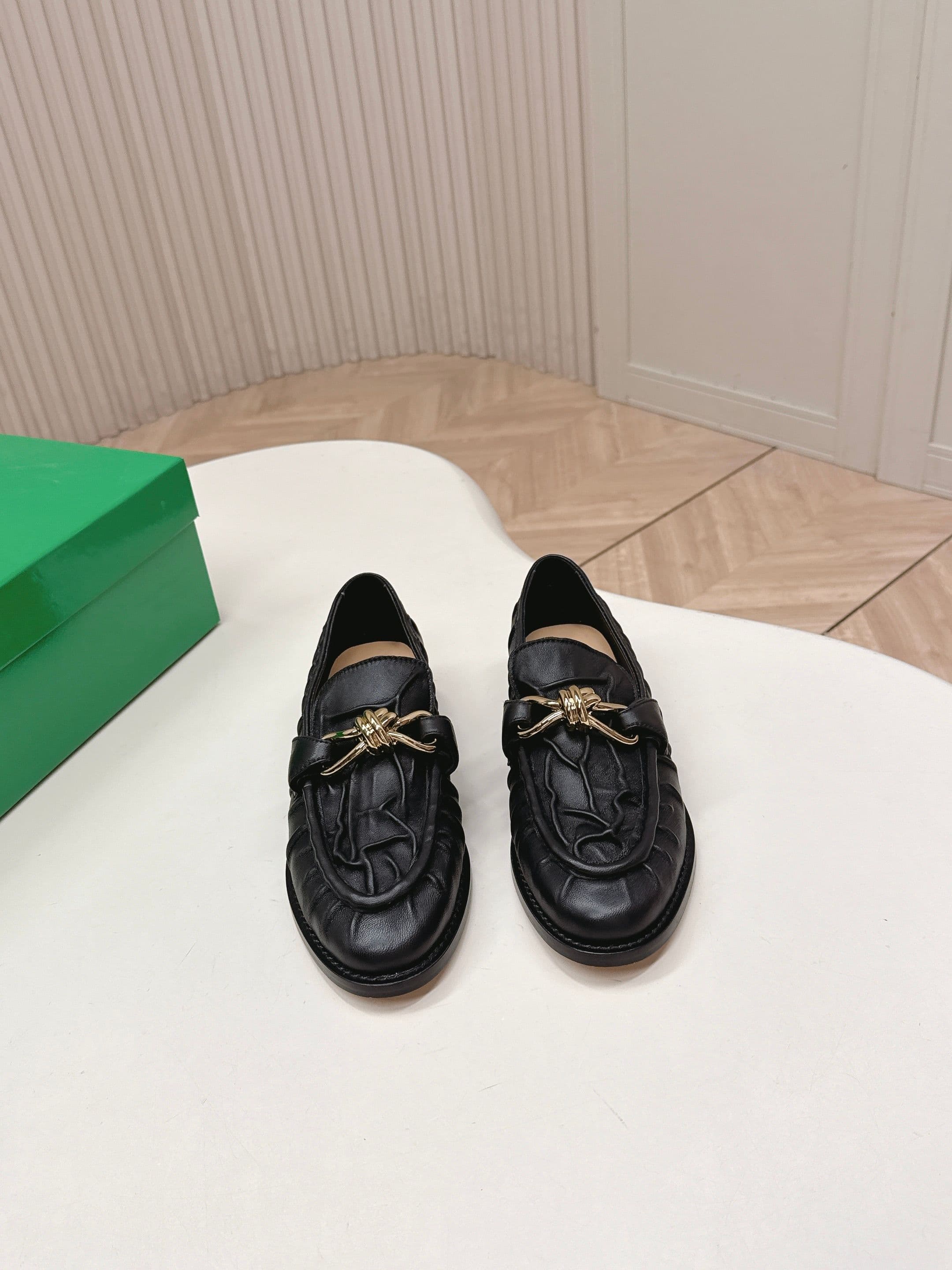 C192 High version: BV 2026 new model. Style similar to that of the “old money” aesthetic. Covered with wrinkled leather. LeFevre shoes, adorned with genuine leather cord decorations. BOTTEGA VENET women’s Astaire LeFevre single shoe — image 1