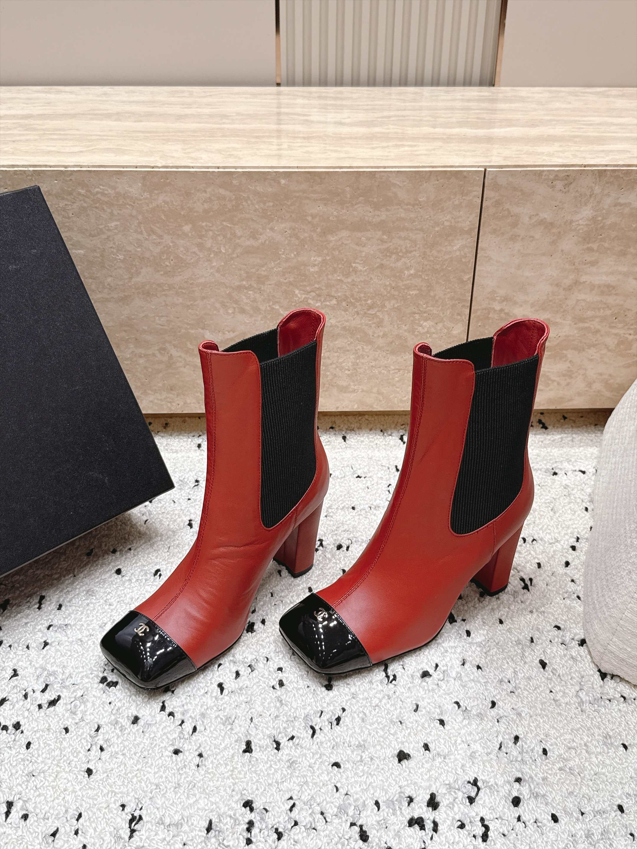 D8703 Chanel 2026vs autumn/winter new boot collection... Square-toe high heels rubber boots with classic mixed colors, exuding elegance — image 1