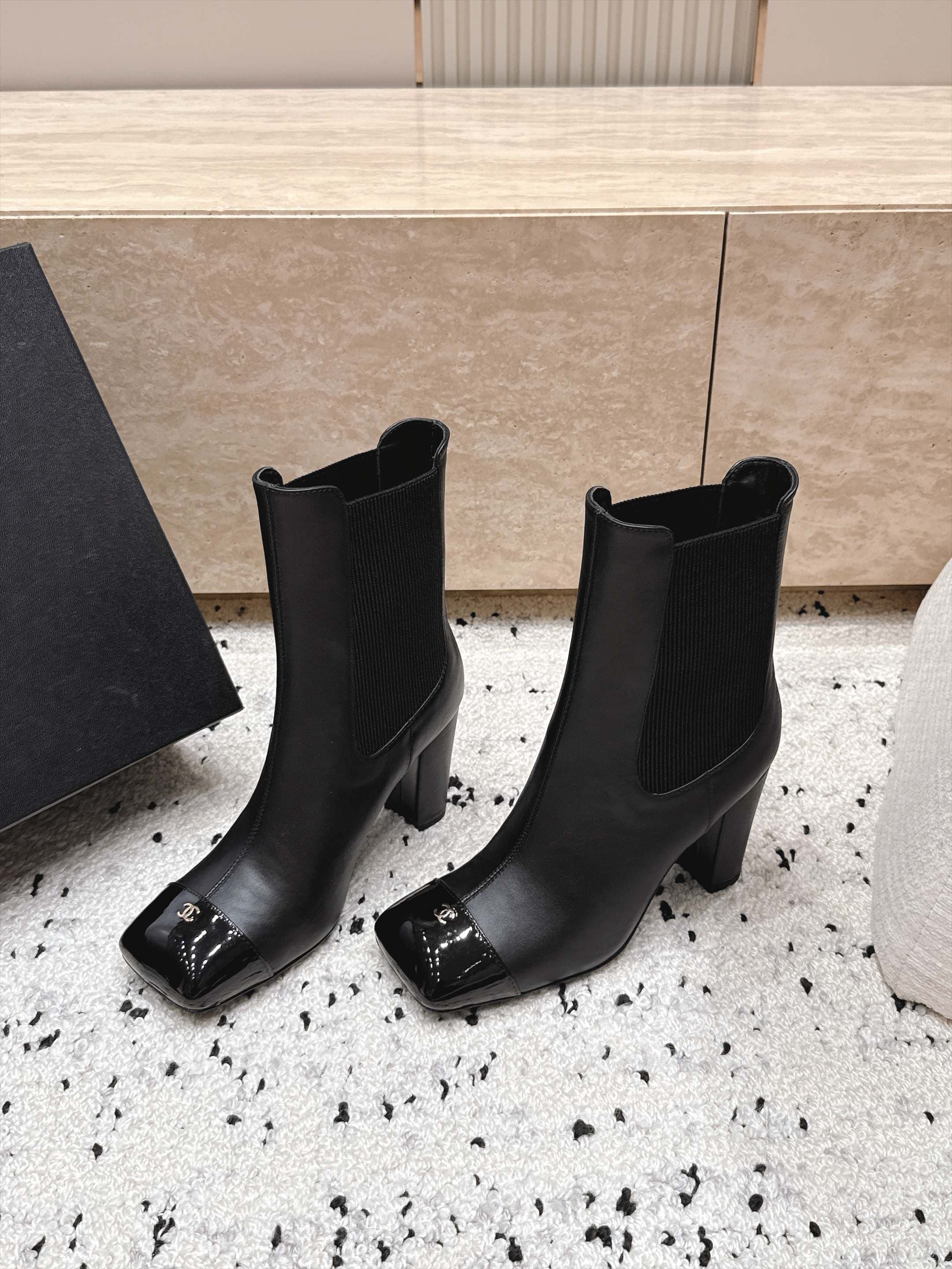 D8702 Chanel 2026vs autumn/winter new boot collection... Square-toe high heels rubber boots with classic mixed colors, exuding elegance — image 1