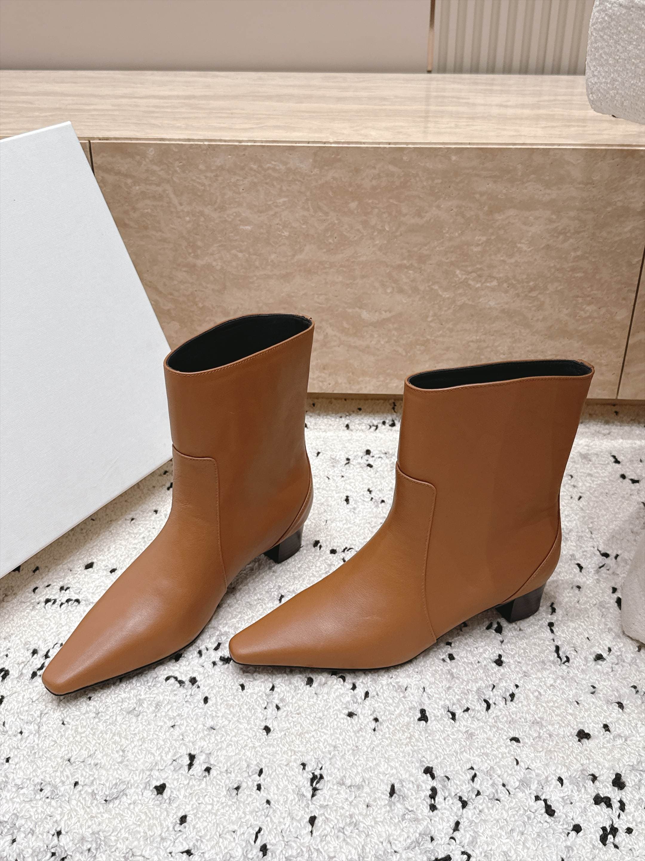 D8717 BY FAR~2026vs Autumn New Fashion Boots Collection… — image 1