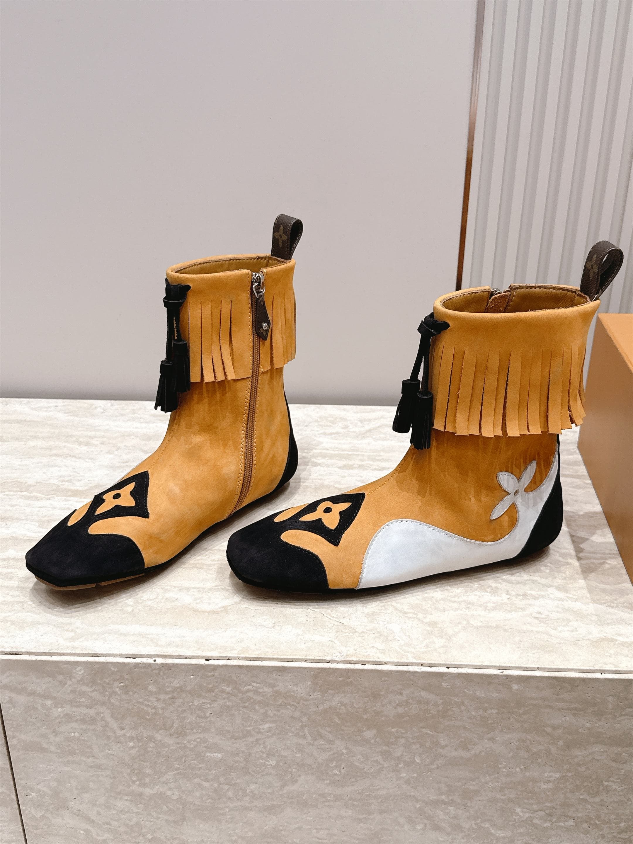 D8940 LV Autumn/Winter Fashion Shoes Collection – Perfectly creates a cozy atmosphere — image 1