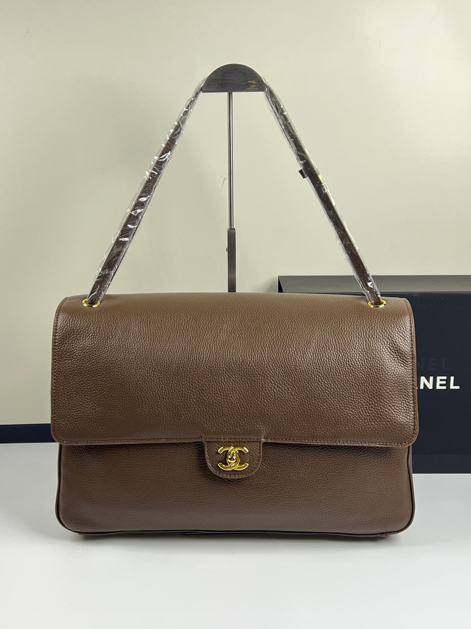 C1851 Chanel26s Asd new model, extra large cf Maxi Flap — image 1