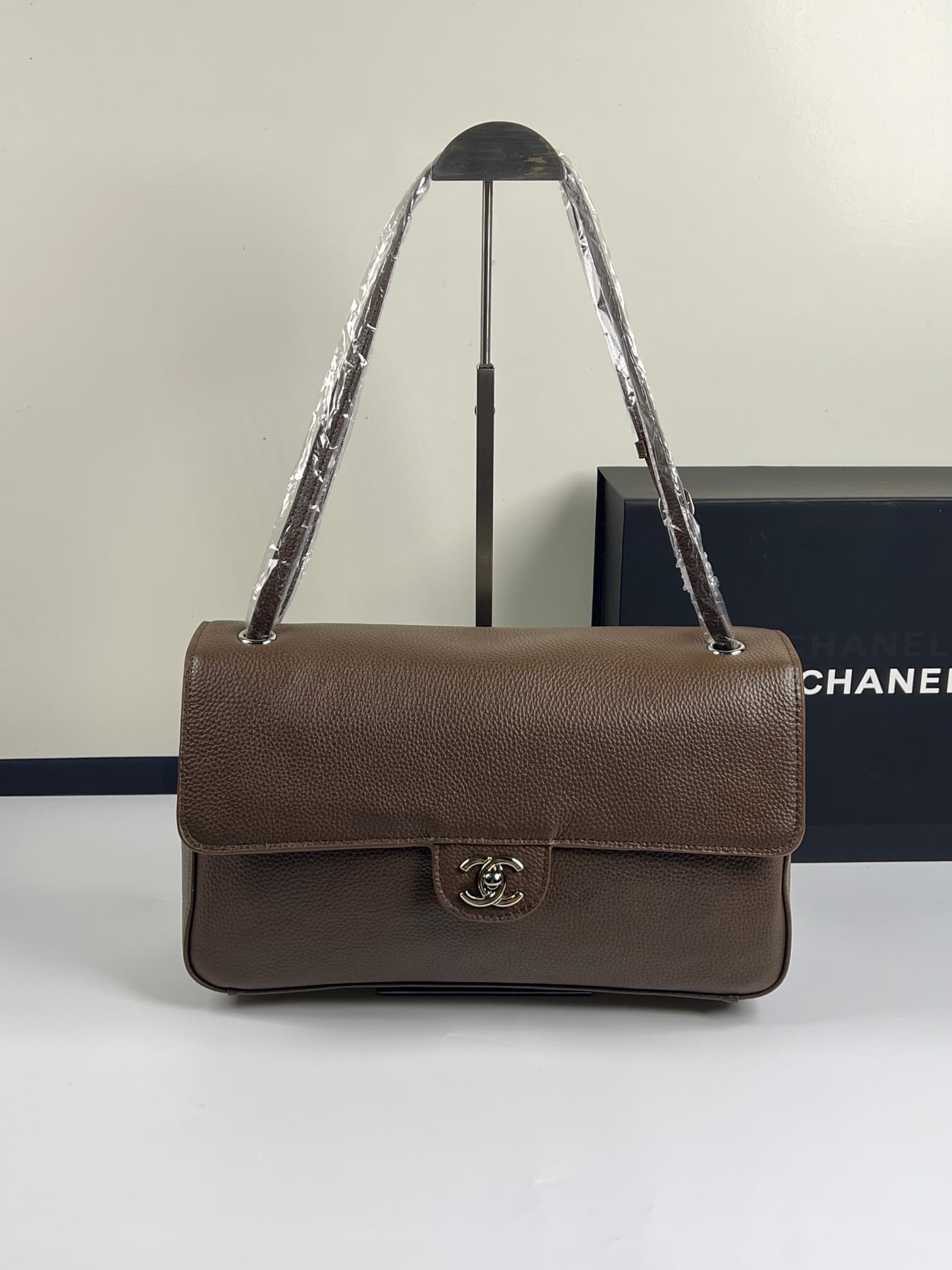 C1848 ChanelaA new model with an extra-large cf Maxi Flap — image 1