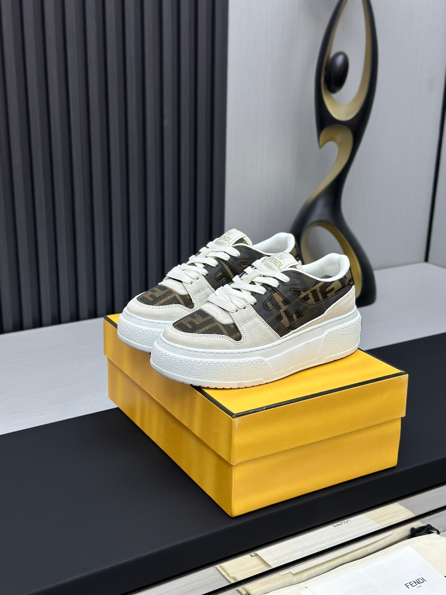 D8905 Running distance retail price💰 Fendi 24ss thick sole match series, couple style, casual, sports shoes — image 1