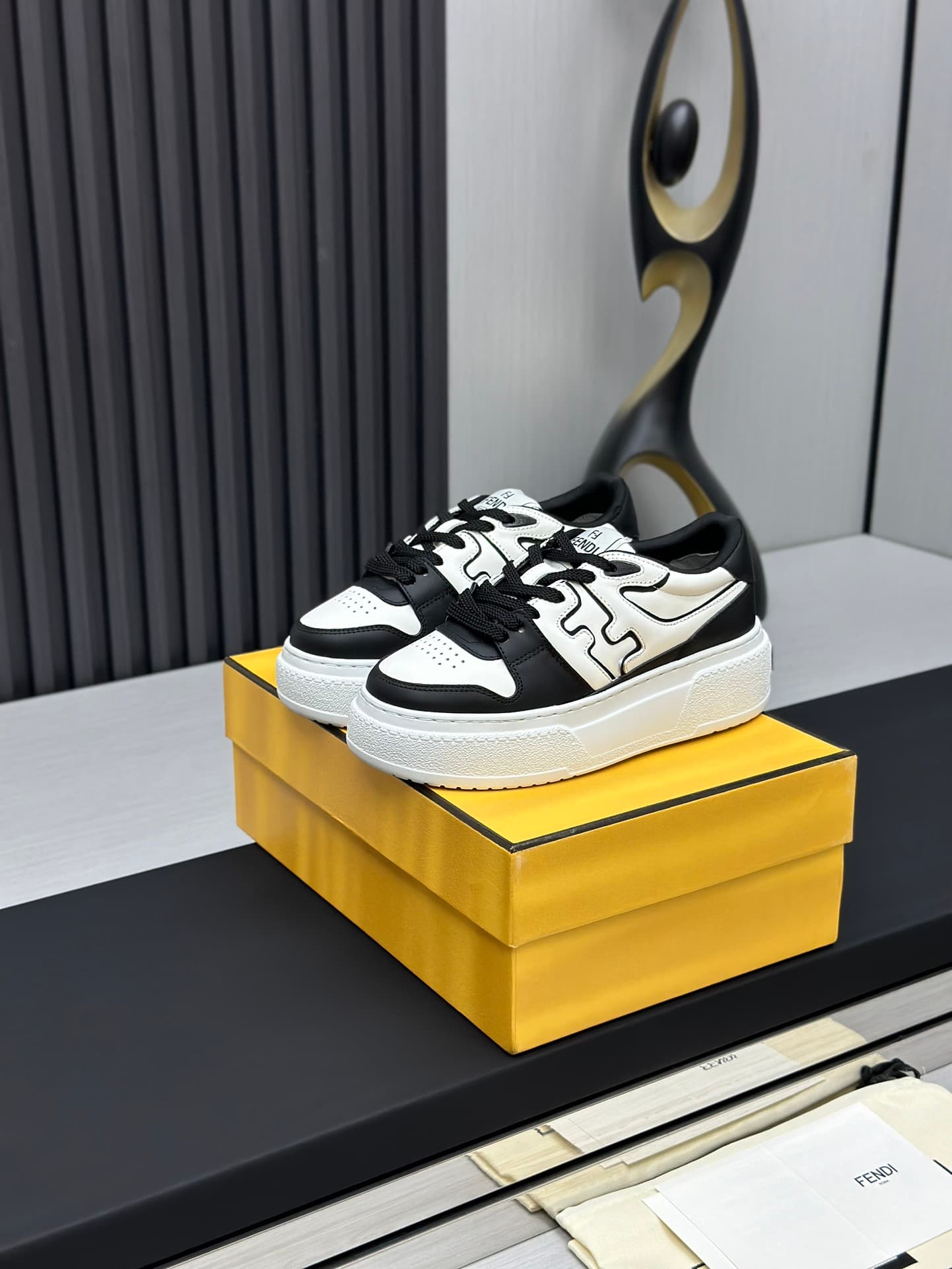 D8901 Running distance factory price 💰 Fendi 24ss thick heel match series, pair of shoes for casual and sports use — image 1