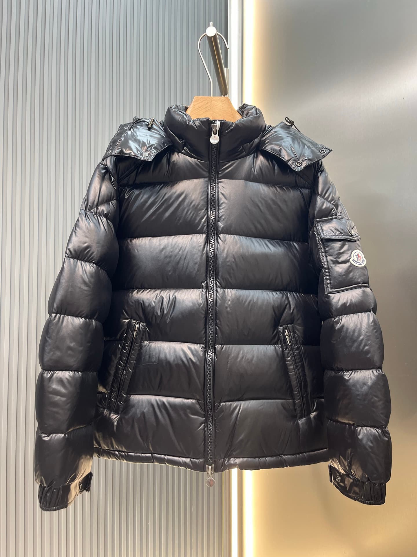 C11116 Top version, goose-down quilted fabric. The exclusive store version of Moner Maya maya men’s glossy hooded down jacket. Relaxed fit that works well with anyone; same design for both men and women — image 1