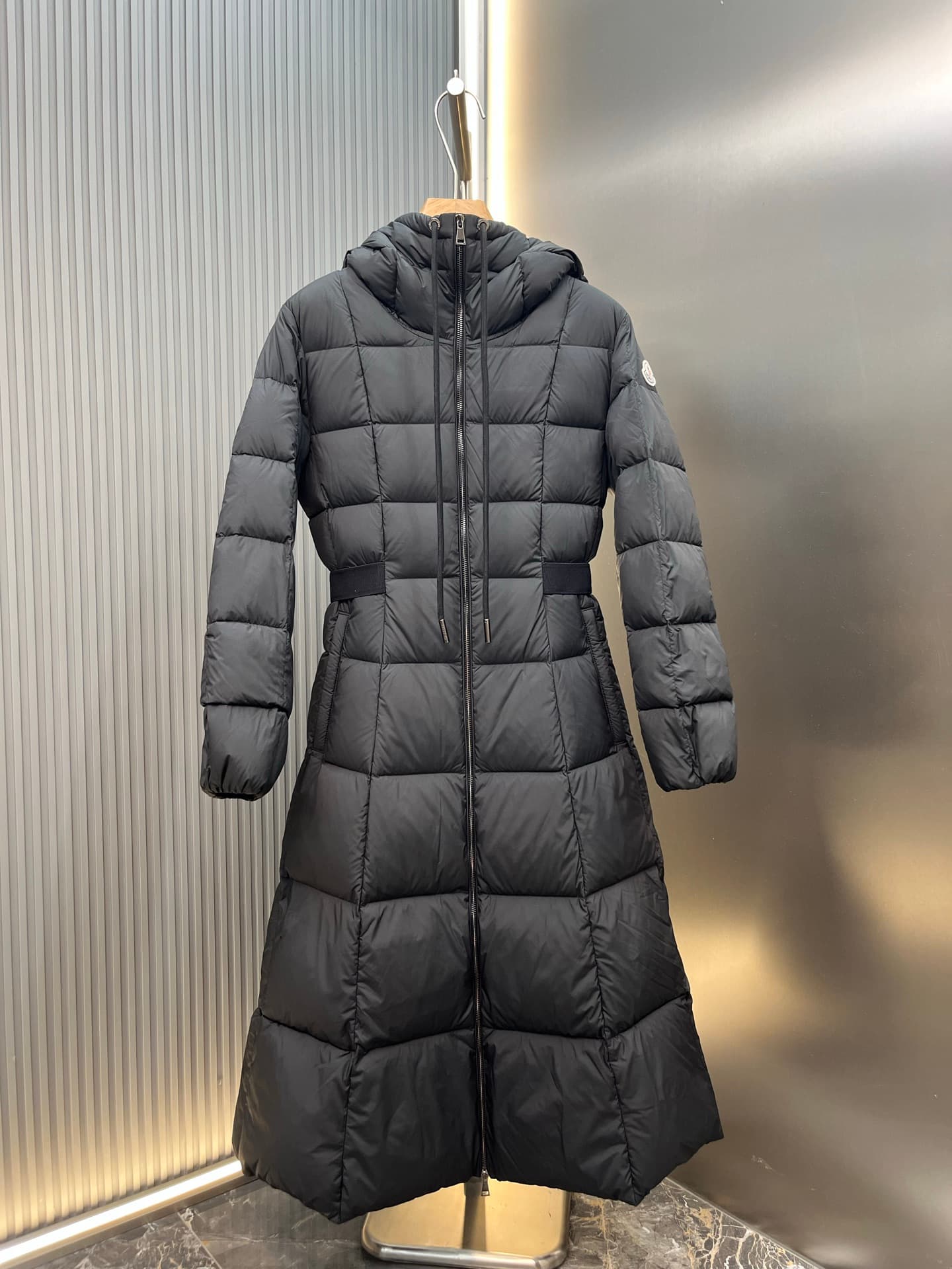 C11100 MONER/MC Disney Princesses on the Run collection – Long-waist, winter-specific new item for women. A must-have trendy item! The long-waist down jacket features a classic design in a fresh proportion, showcasing an impeccable fashion style. Product — image 1