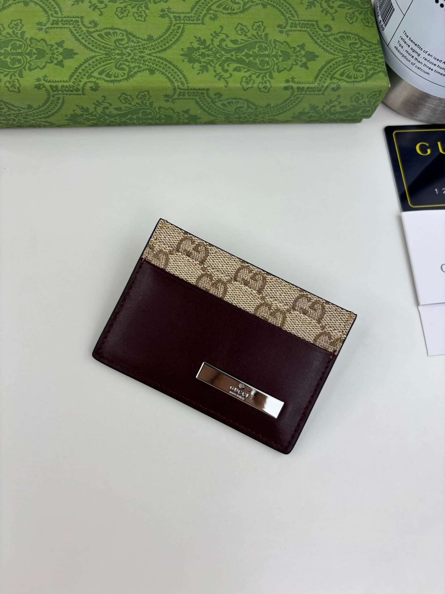C3960 Generation Gucci delves deep into the brand’s heritage elements, blending designs from different generations into a cohesive aesthetic narrative. The Gucci Essence Classic collection is designed for a dynamic lifestyle. Each item features a lightwei — image 1