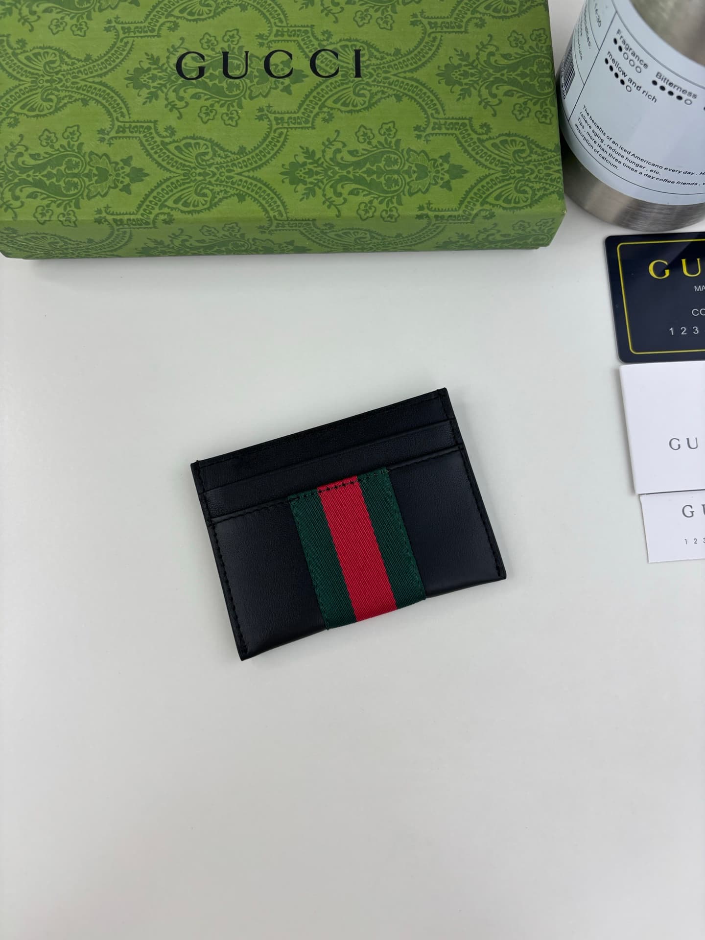 C3957 Generation Gucci delves deep into the brand’s heritage elements, integrating designs from different generations into a cohesive aesthetic narrative. The Gucci Essence Classic collection is designed for a dynamic lifestyle. Each item features a light — image 1