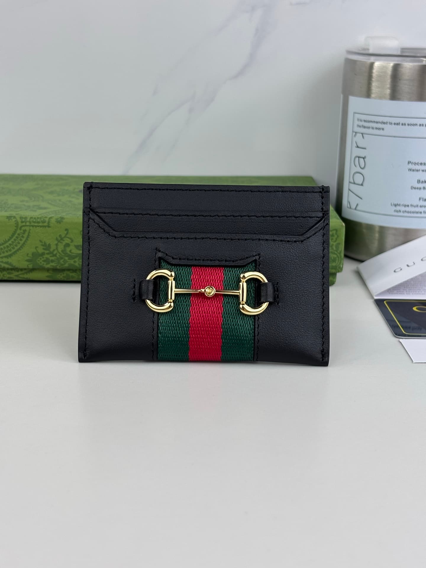 C3967 The Gucci Generation collection delves into the brand’s collectible elements, blending designs from different generations into a cohesive aesthetic narrative. The small accessories feature a tribute to horsehead buckles, integrating iconic details w — image 1