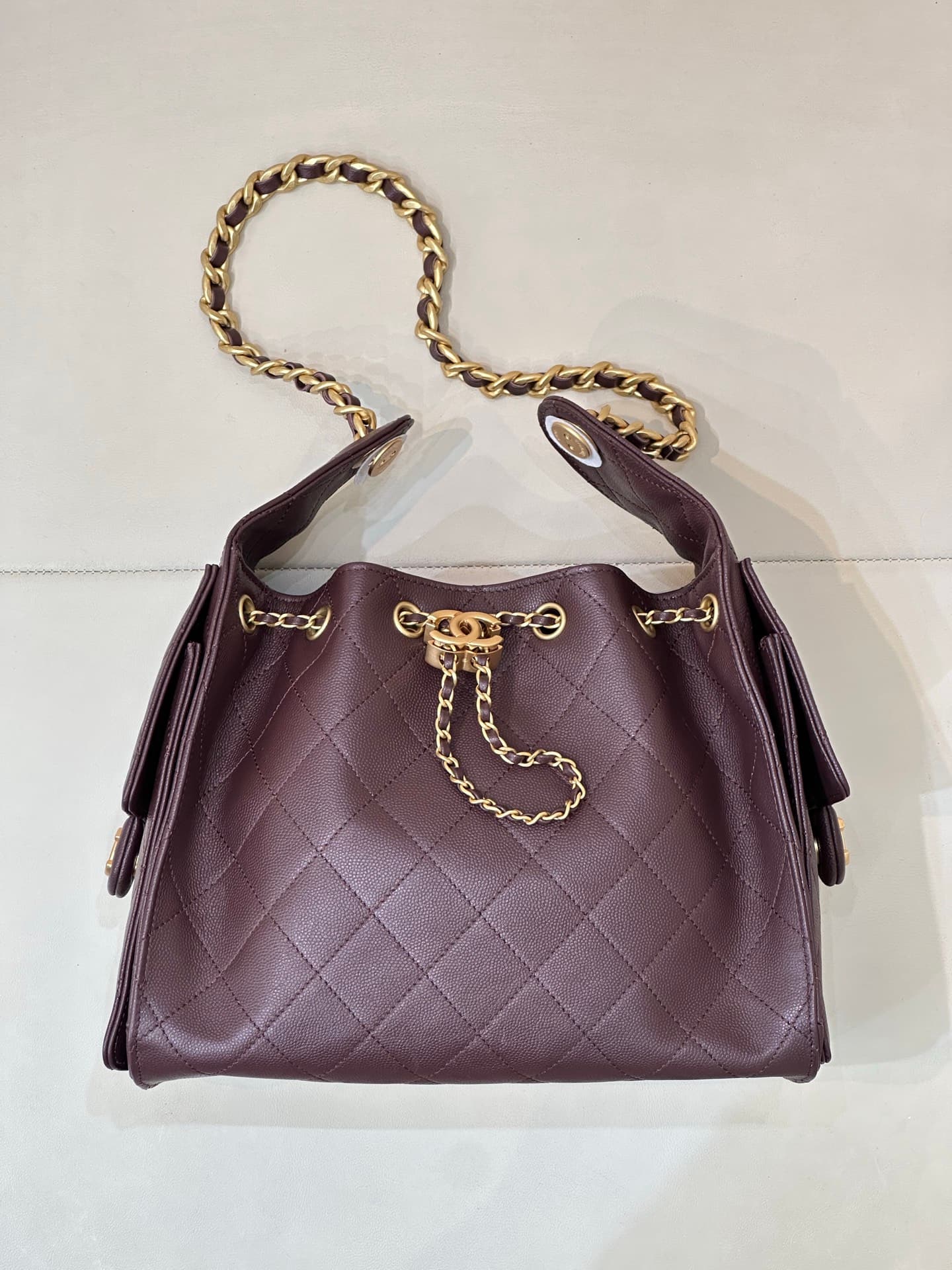 C719 5293 It’s always a pleasant surprise when Chanel introduces new products, and this year is no exception! The bags in Chanel’s early spring collection, 25C, have reached even higher levels of aesthetics. — image 1