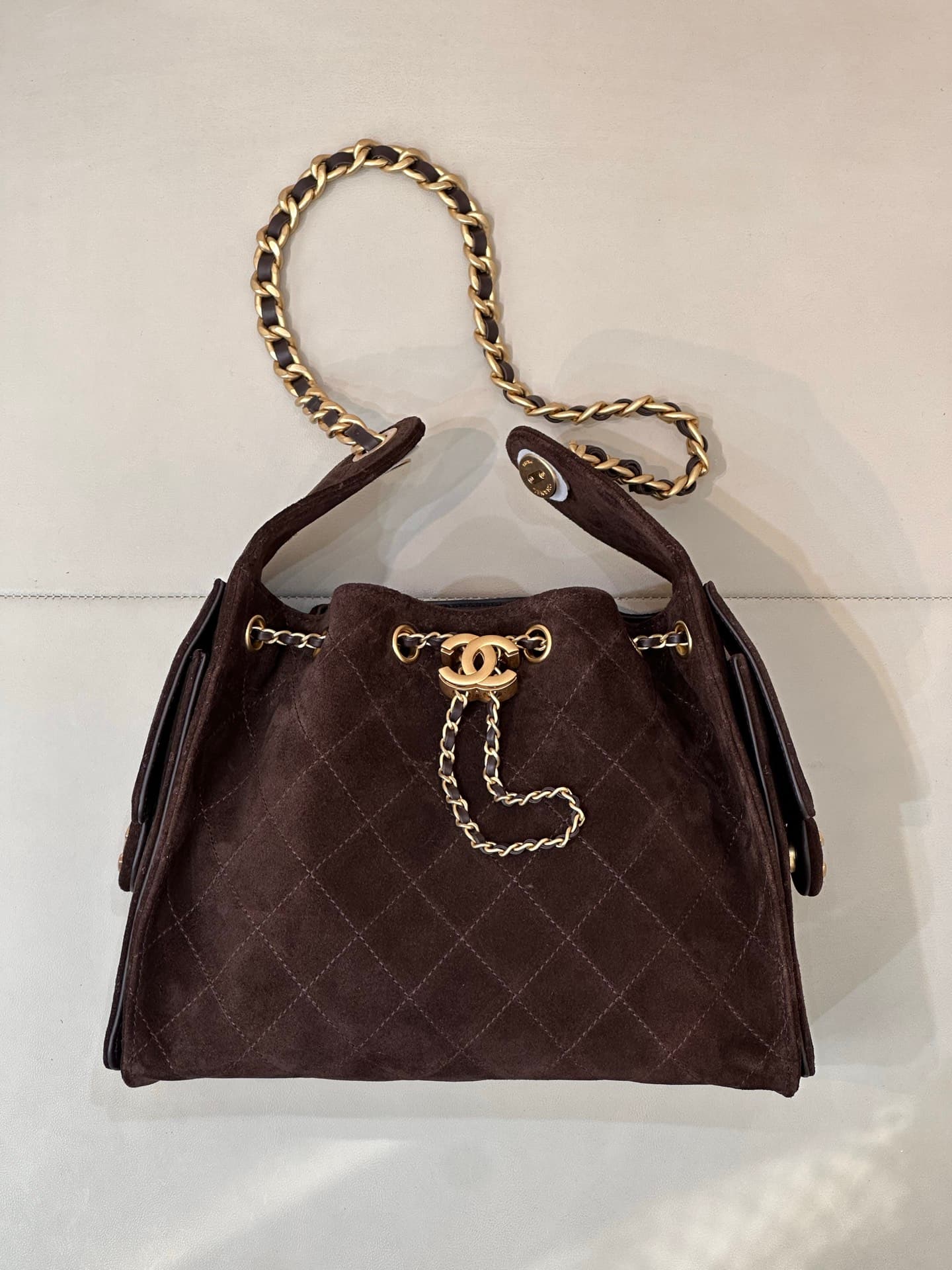 C720 5293 It’s always a pleasant surprise when Chanel introduces new products, and this year is no exception! The looks of Chanel’s 25C spring collection bags have reached an even higher level. — image 1