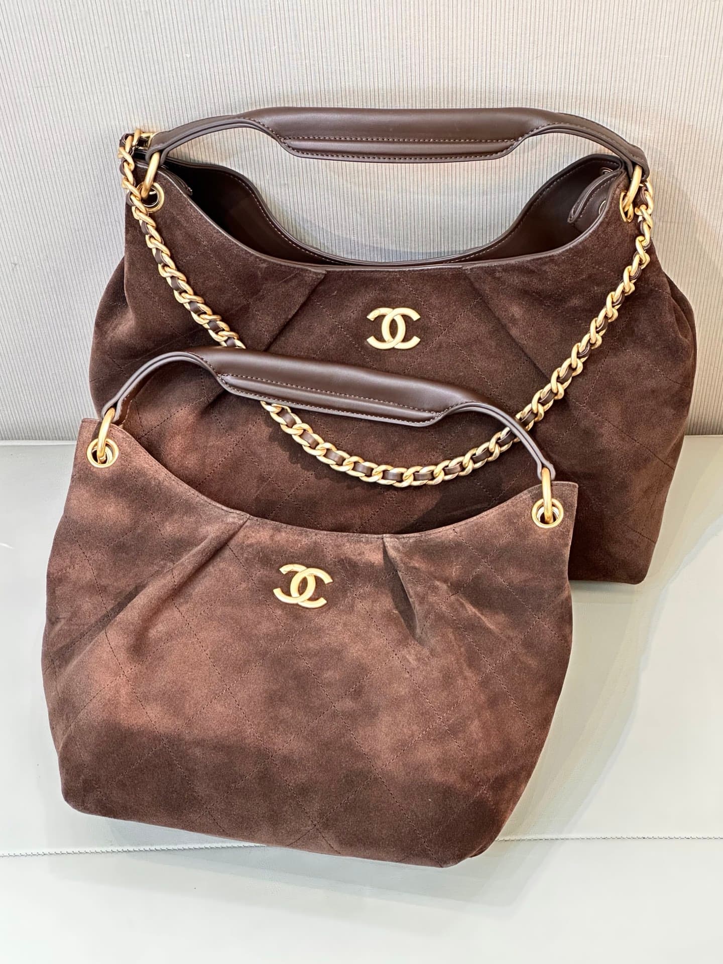 C713 5970/5978 CHANEL 26C – The new early spring model of the Hobo hippie bag. It’s guaranteed to run out of stock as soon as it’s released! — image 1