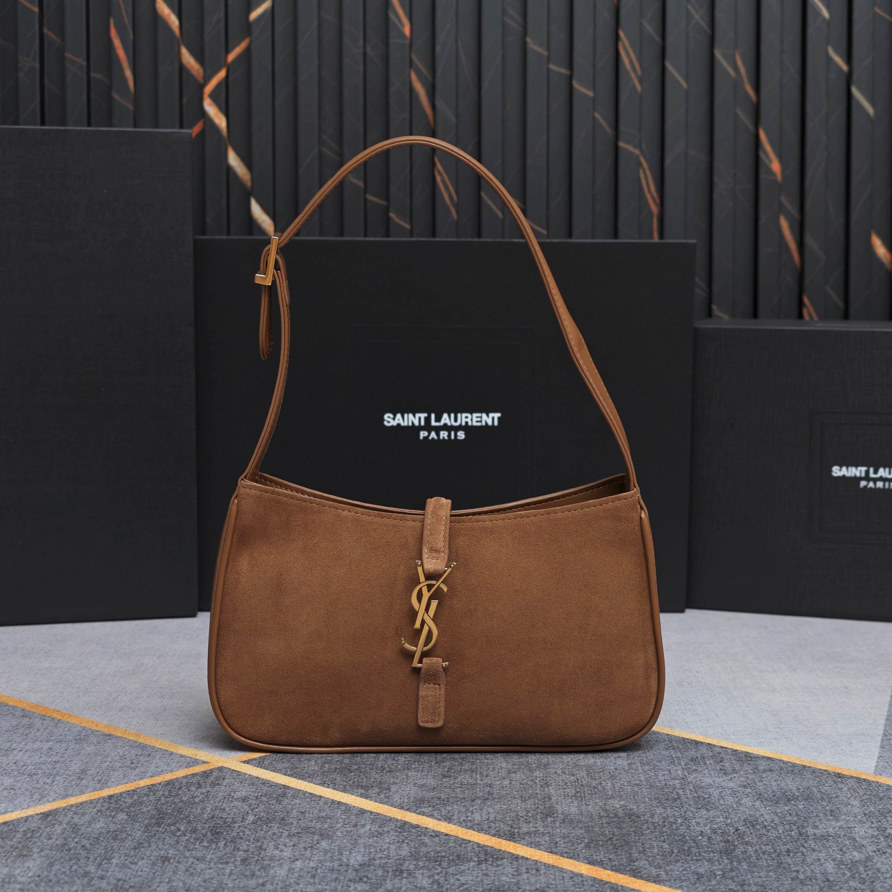 C8546 .657228 – Matte black outer bag with Le5A7 bag. Highly recommended! One of this year’s best bags! Simple design with a metal logo; adjustable shoulder strap. Clean, elegant, and sophisticated. Lightweight and easy to pair with other items. Absolutel — image 1