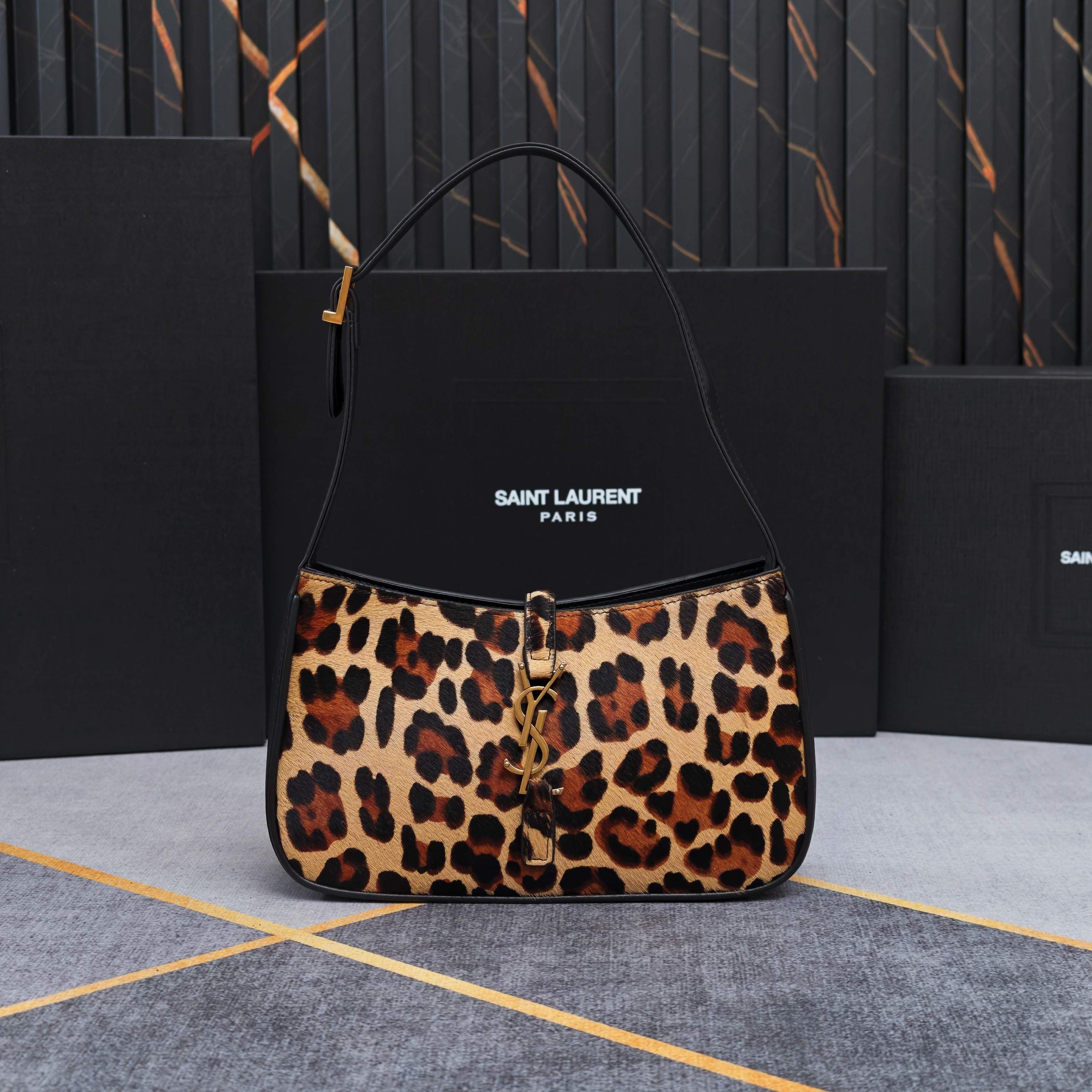 C8545 .657228 – Matte black lower cover, Le5A7 Bag. Highly recommended! One of this year’s best bags! Simple design with a metal logo; adjustable shoulder strap. Elegant and sophisticated in appearance. Lightweight and easy to combine with other items. It — image 1