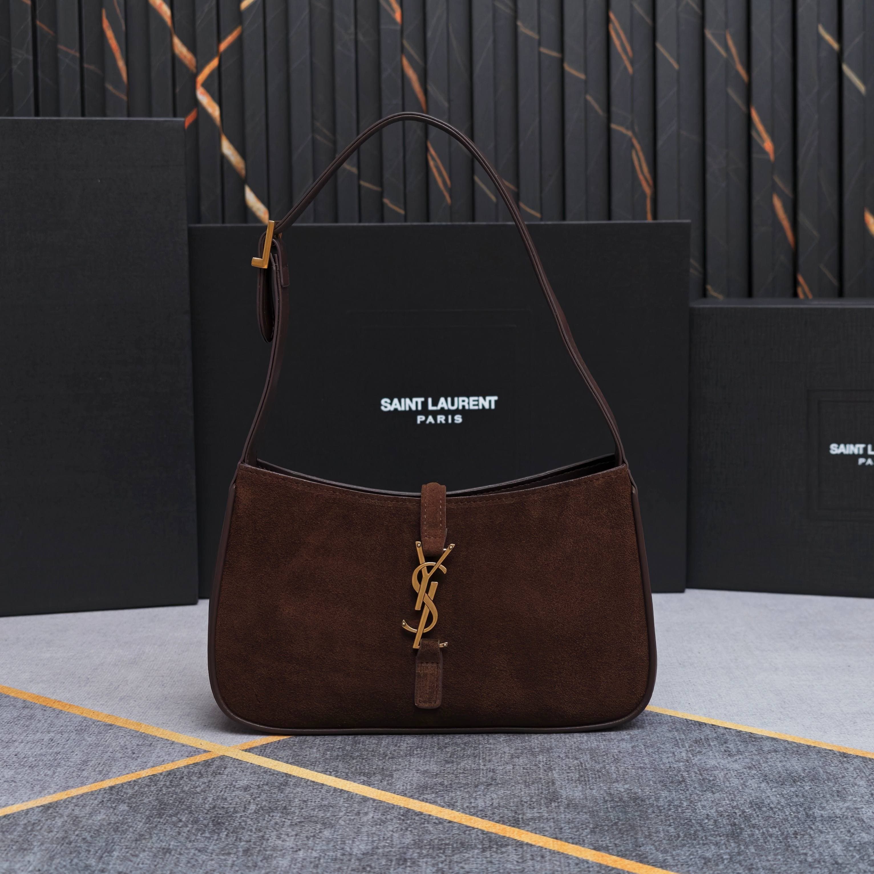 C8544 .657228 – Matte black lower cover, Le5A7 Bag. Highly recommended! One of this year’s best bags! Simple design with a metal logo; adjustable shoulder strap. Elegant and sophisticated in appearance. Lightweight and easy to pair with other items. Absol — image 1