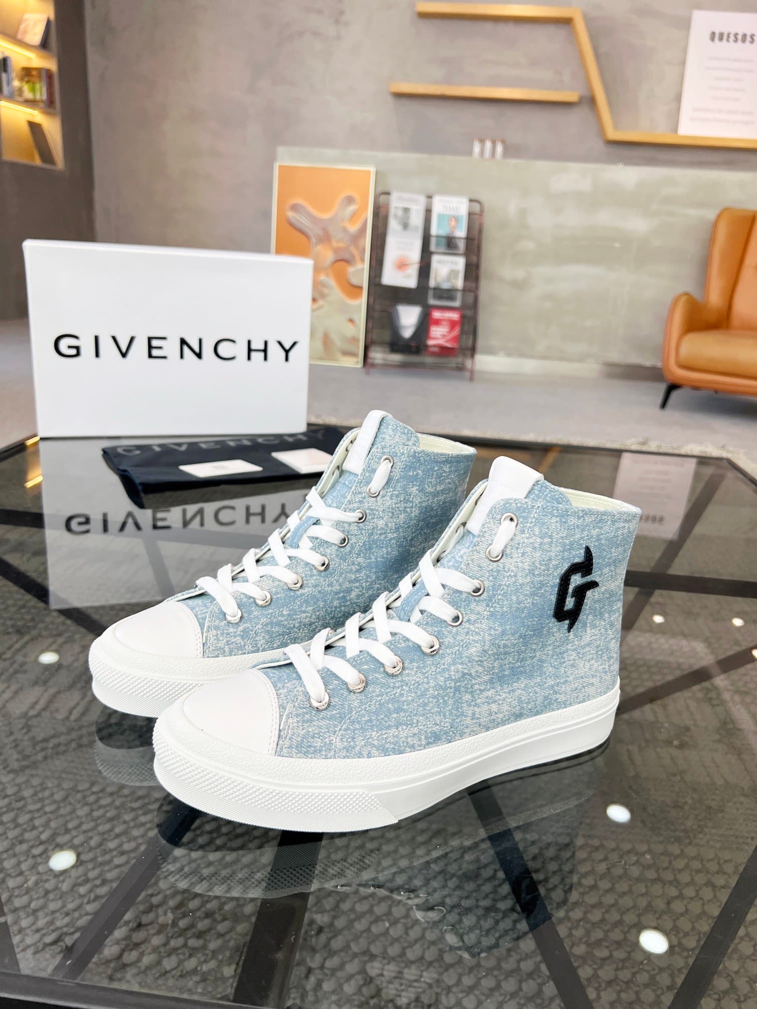 D18 J 🔍 Top purchasing agents 🇮🇹 Ji Pao Street Couple 👫 New high top boots are coming, a super popular sports hot item in the counter. The original factory is equipped with Italian imported cowhide and fabric, with a classic appearance and a new sole tha — image 1