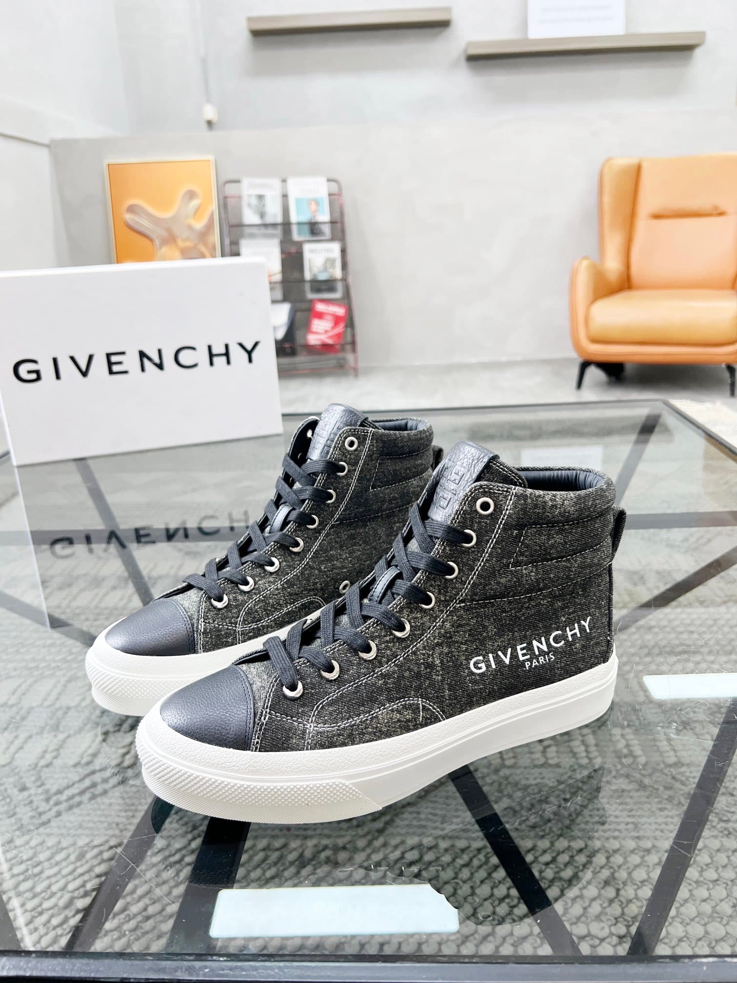 D4 real 💰 J 🔍 Top purchasing agents 🇮🇹 Ji Pao Street Couple 👫 New high top boots are coming, a super popular sports hot item in the counter. The original factory is equipped with Italian imported cowhide and fabric, with a classic appearance and a new s