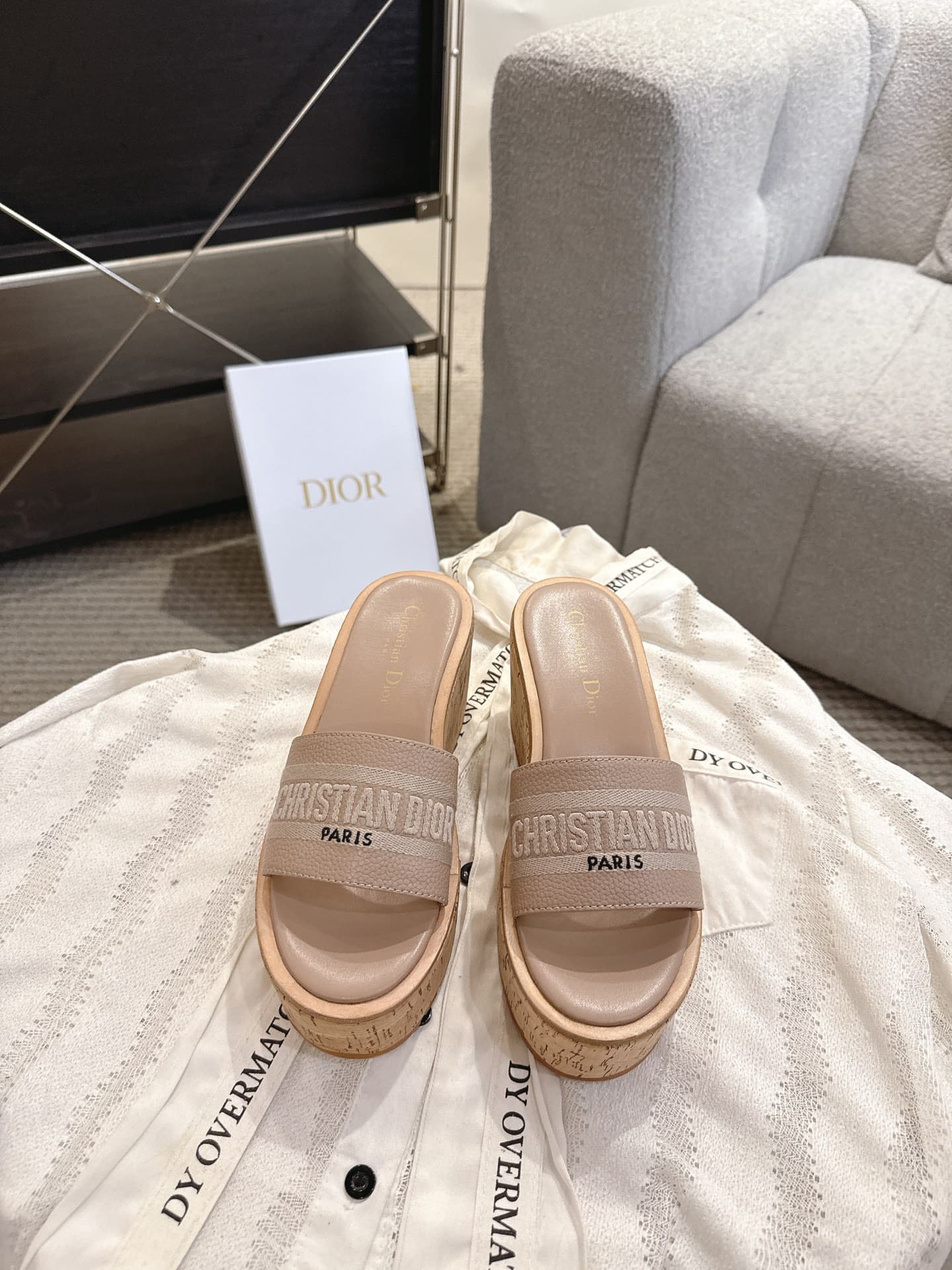 D5981 Dior Dior 2025 – New spring/summer shoes with jelly-colored heeled design. Features a CD logo embroidered in three-dimensional style, thick platform, round toe, and multi-color design. It’s a comfortable slipper. — image 1