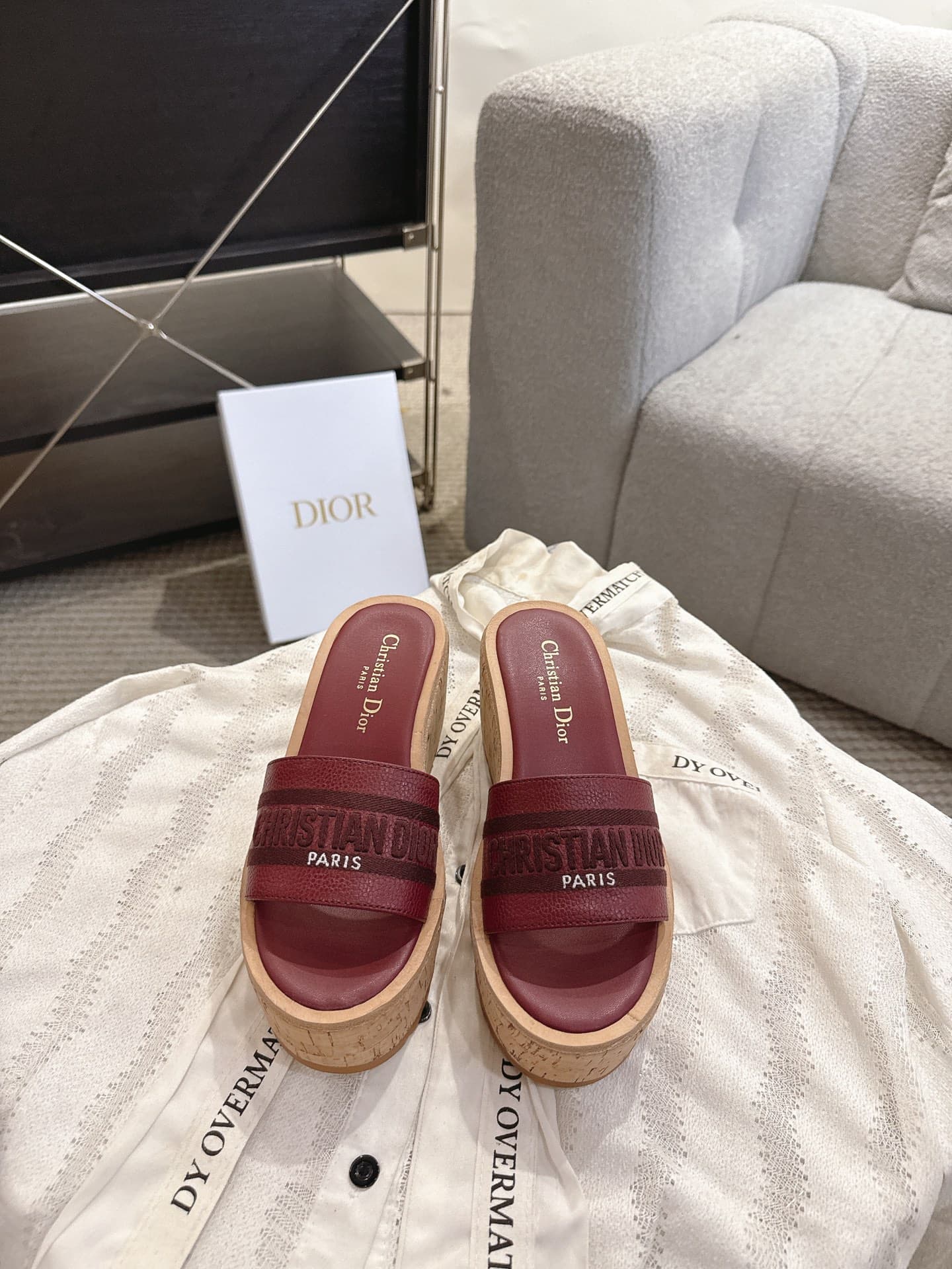 D5980 Dior Dior 2025 – New spring/summer shoes with jelly-colored platform soles. Features a three-dimensional embroidered “CD” logo, thick heel, round toe, and mixed-color toe-up slippers. — image 1