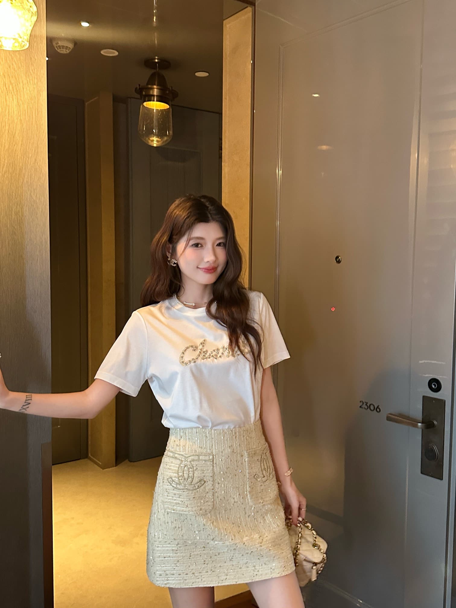 C18424 Chanel short-sleeve T-shirt with contrasting sequins – exudes a luxurious feel — image 1