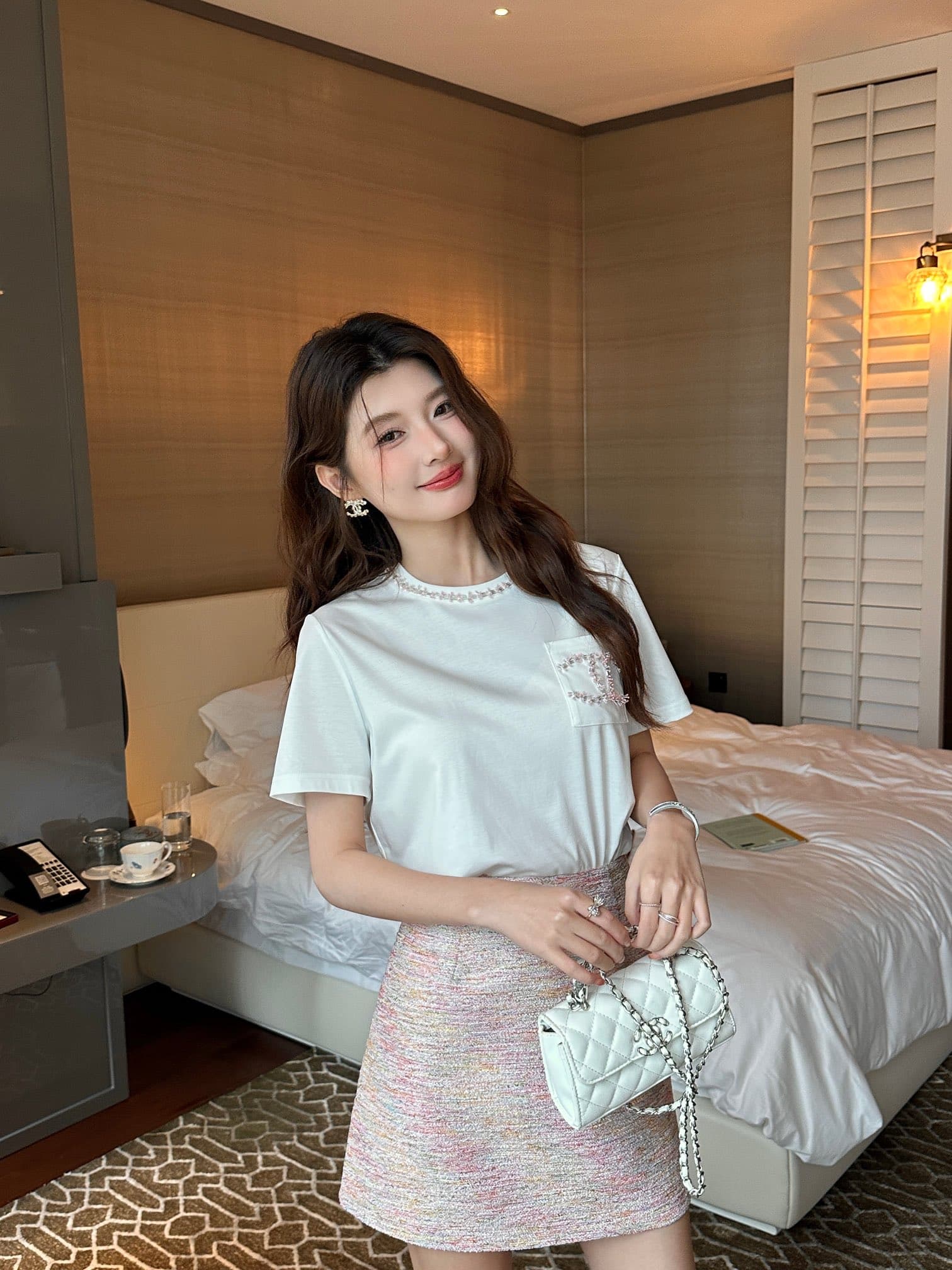 C18426 ✨ Chanel pearl-trimmed double-C pocket T-shirt|Bring elegance into daily life — image 1