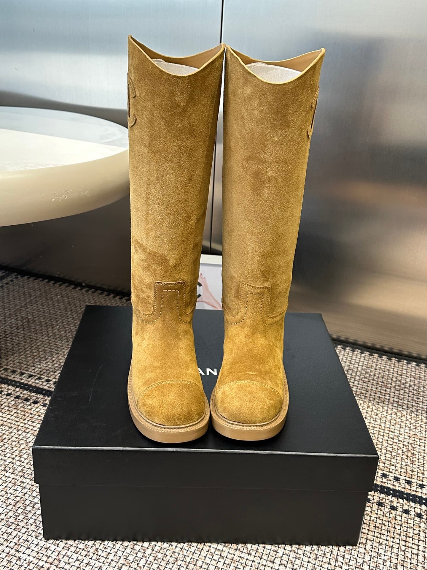 D8765 Chanel 26ss Fall/Winter New骑士 Boots These骑士 boots are truly stylish and fashionable. They are simple yet unique, with a natural and elegant appearance. There’s a stunning beauty to them; the heels and soles both enhance height and provide comfort du — image 1