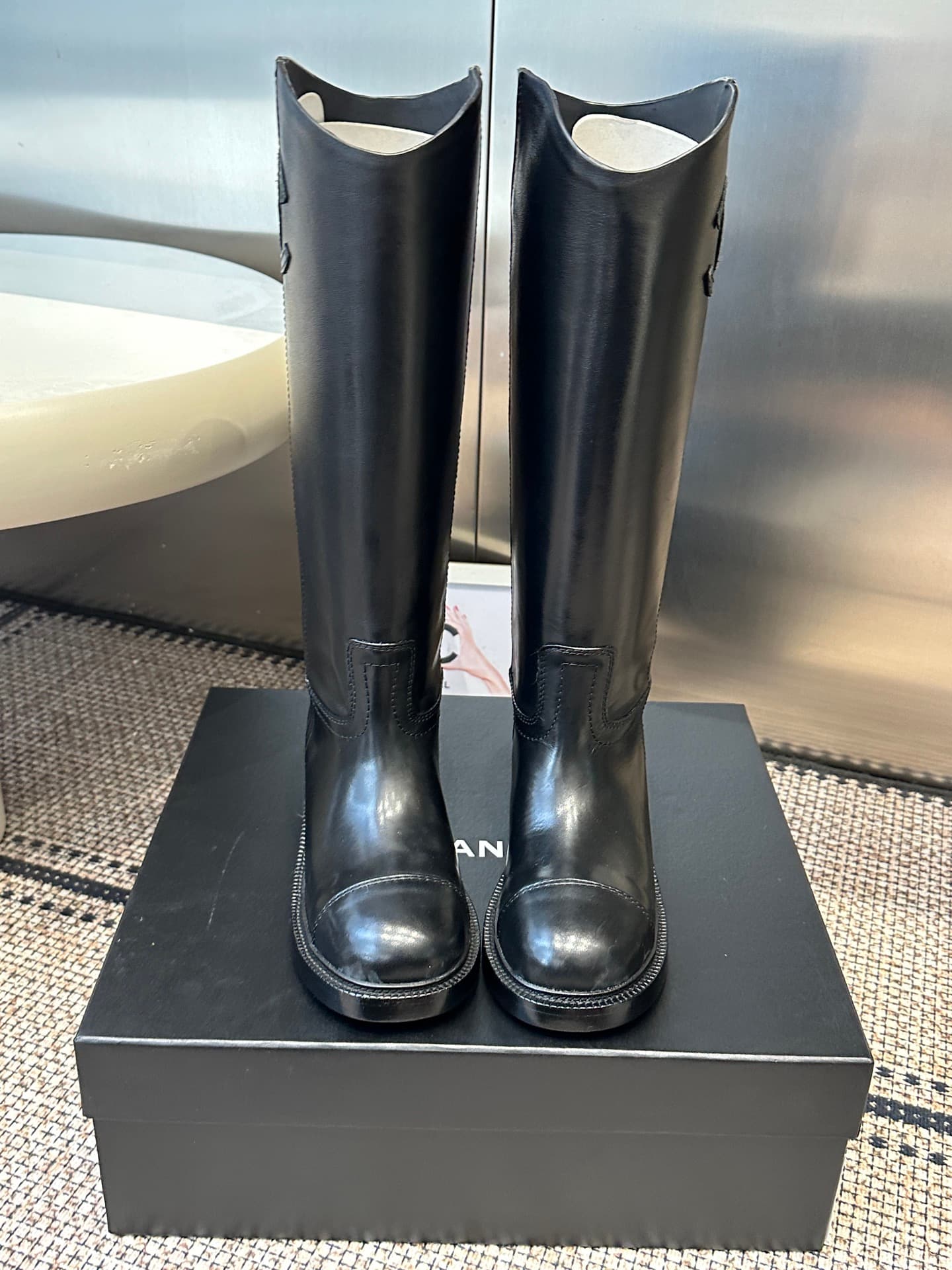 D8764 Chanel 26ss autumn/winter new model riding boots. These riding boots are truly stylish and elegant. They are simple yet fashionable, with a bold and natural beauty. There’s a stunning aesthetic to them; the heels and soles both contribute to an incr — image 1