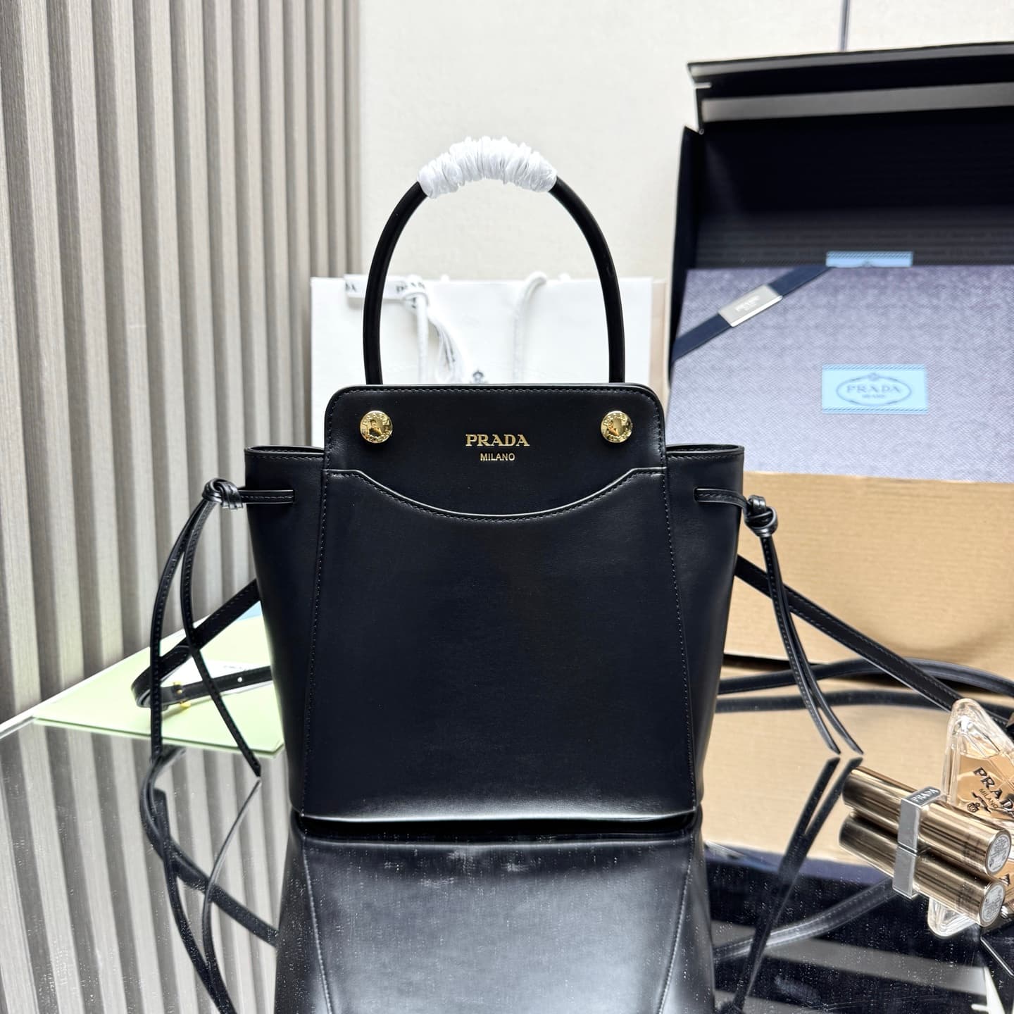 C6952 【Top Quality Originals】🎉 New Carry Handbag 🎉 1BA496 🎉🎉 This handbag combines a fashionable and elegant design with a dynamic aesthetic in every detail of daily use. The spacious accessory is made of imported cowhide, and it features detachable, adju — image 1