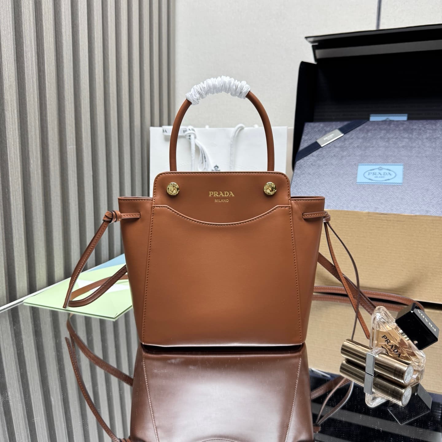 C6951 【Top Quality Original】🎉 New vintage/retro Carry bag 🎉 1BA496 🎉🎉 This handbag combines a stylish and elegant design with a dynamic aesthetic in every detail of daily use. The spacious accessories are made of imported cowhide, and feature detachable, — image 1