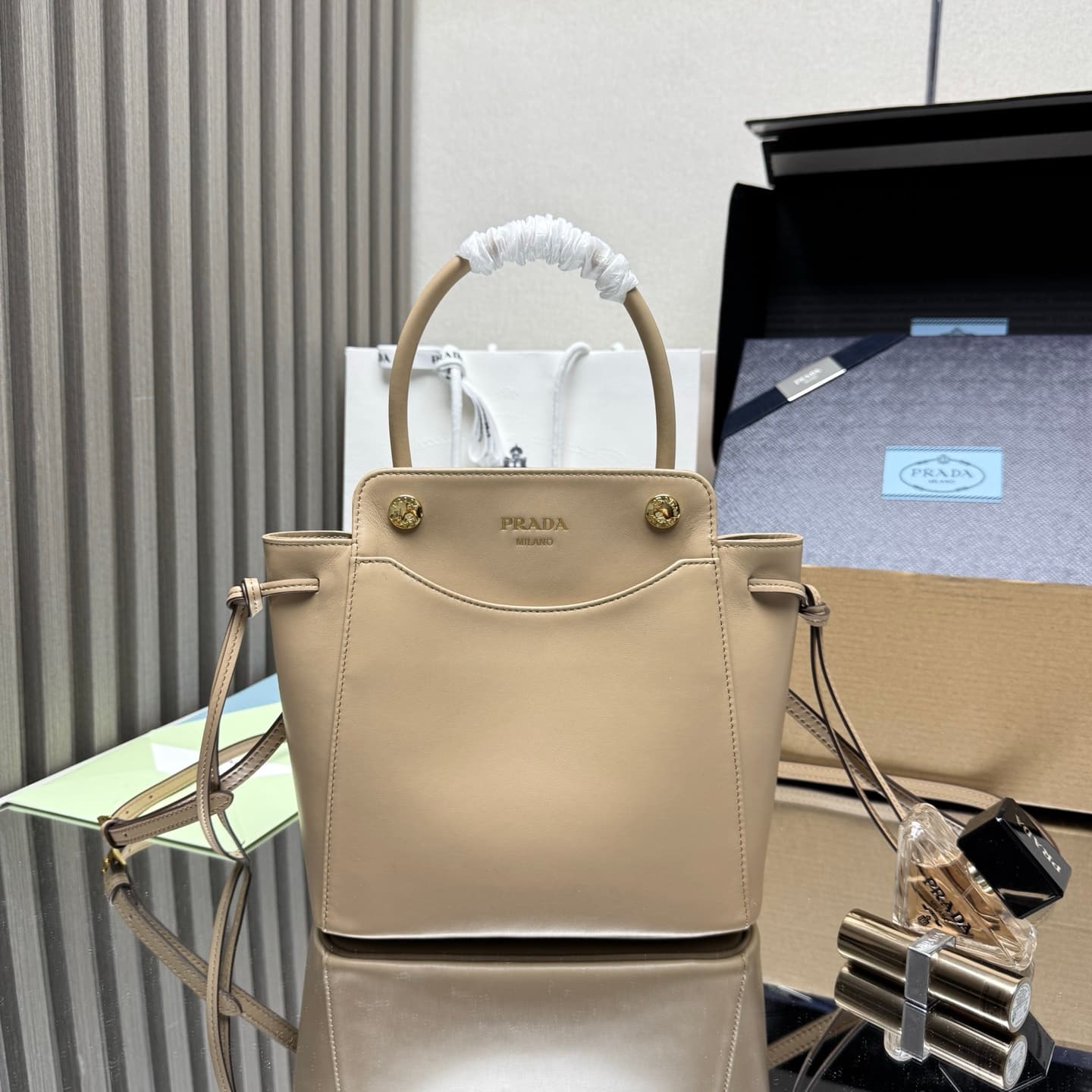 C6950 【Top Quality Original】🎉 New vintage/retro Carry bag 🎉 1BA496 🎉🎉 This handbag features a stylish and elegant design, bringing a dynamic beauty into every detail of daily use. The spacious accessory is made of imported cowhide, with detachable and adj — image 1