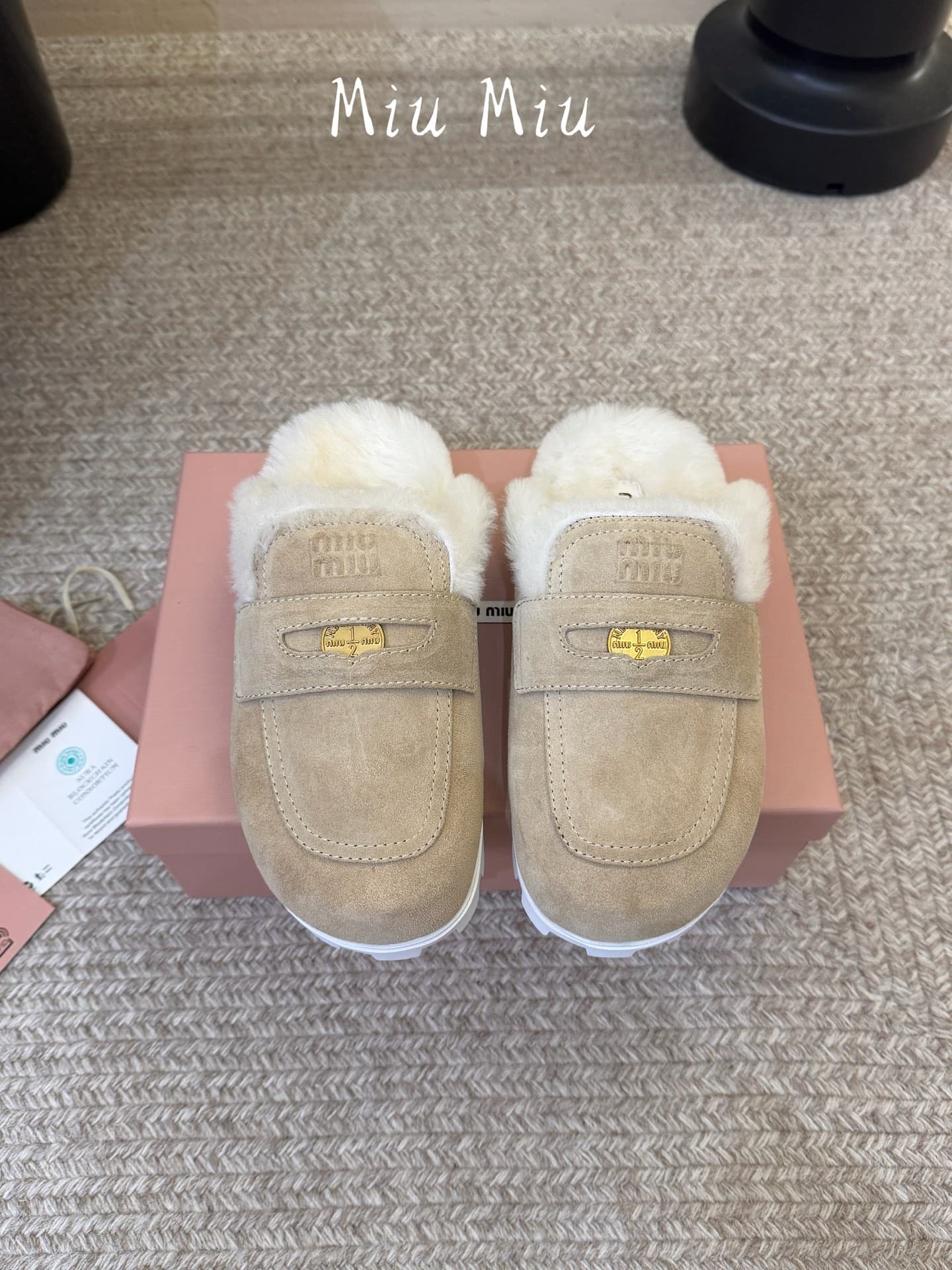 D10571 MiuMiu/缪缪’s latest popular autumn/winter Boccioni Muler fur slippers – semi-padded style — image 1