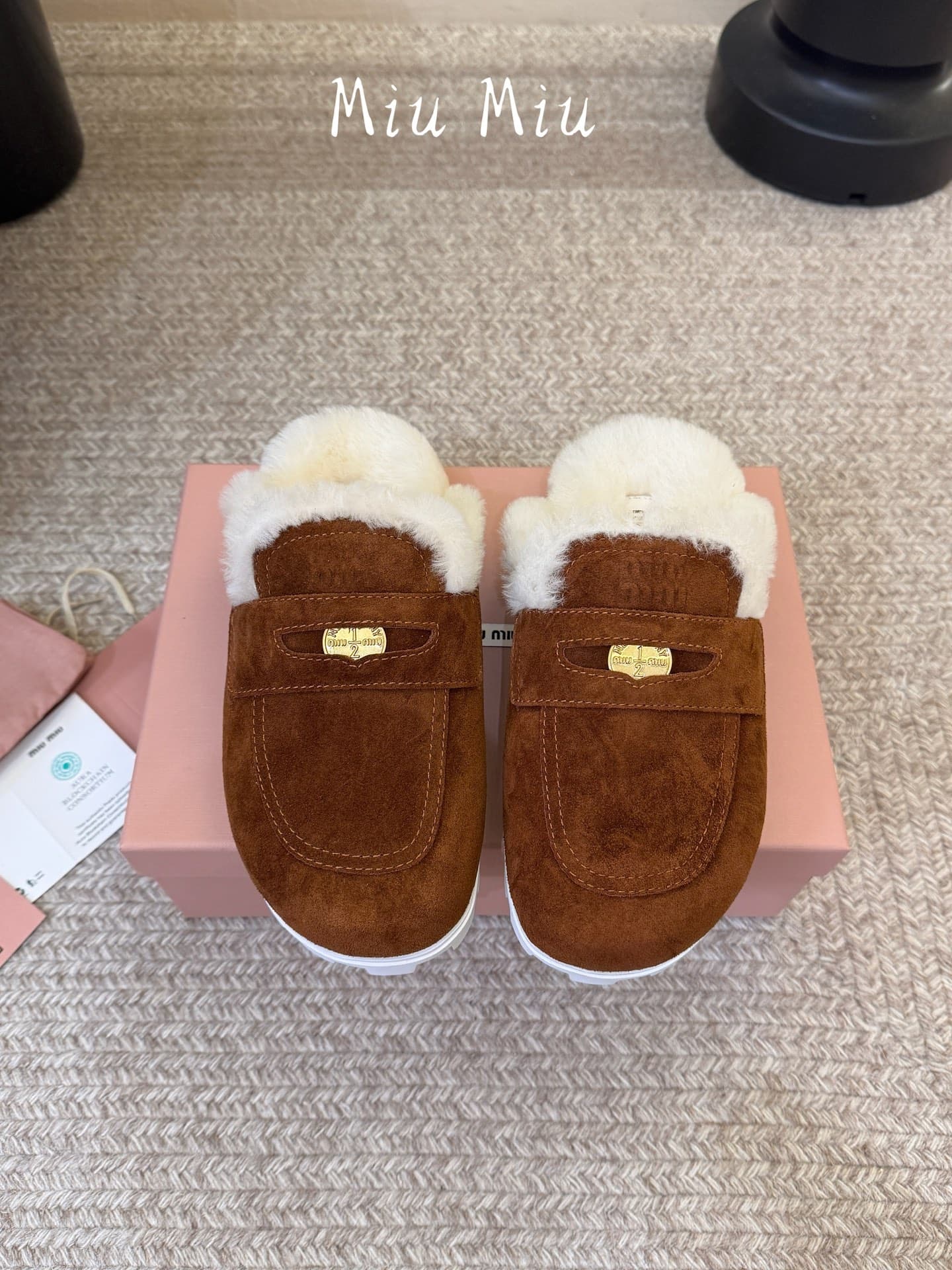 D10569 MiuMiu/缪缪’s latest popular autumn/winter bootie sandals with fur lining – semi-enclosed style — image 1