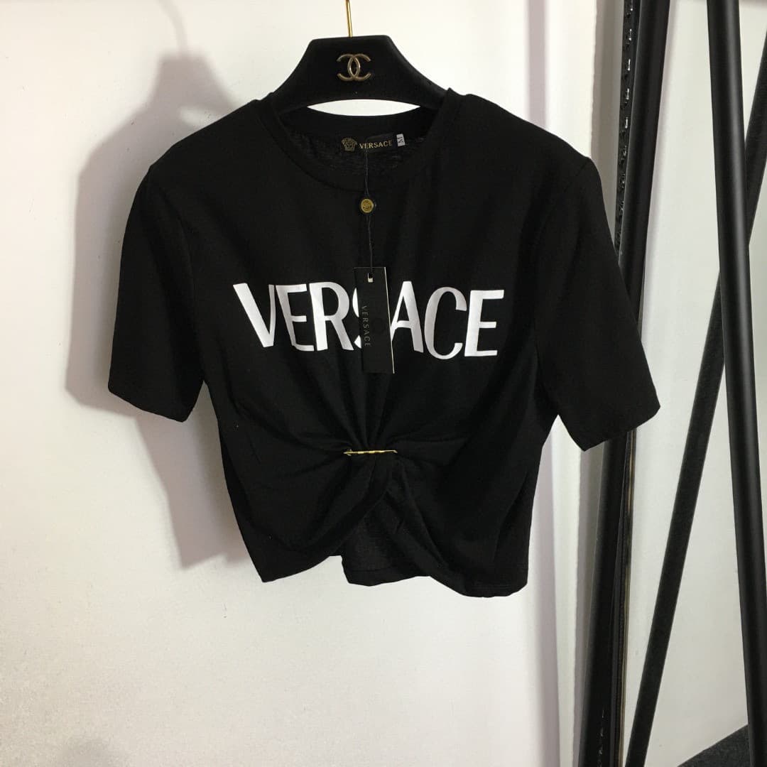 C18577 Item number: 20262566 Versac*. New model, letter-printed, Medusa pin and straps, slimming short length, cut-out short sleeves T-shirt. Colors: black, pink, white (black text), white (green text). S-XL sizes available. [S size: shoulder width 37, bu — image 1