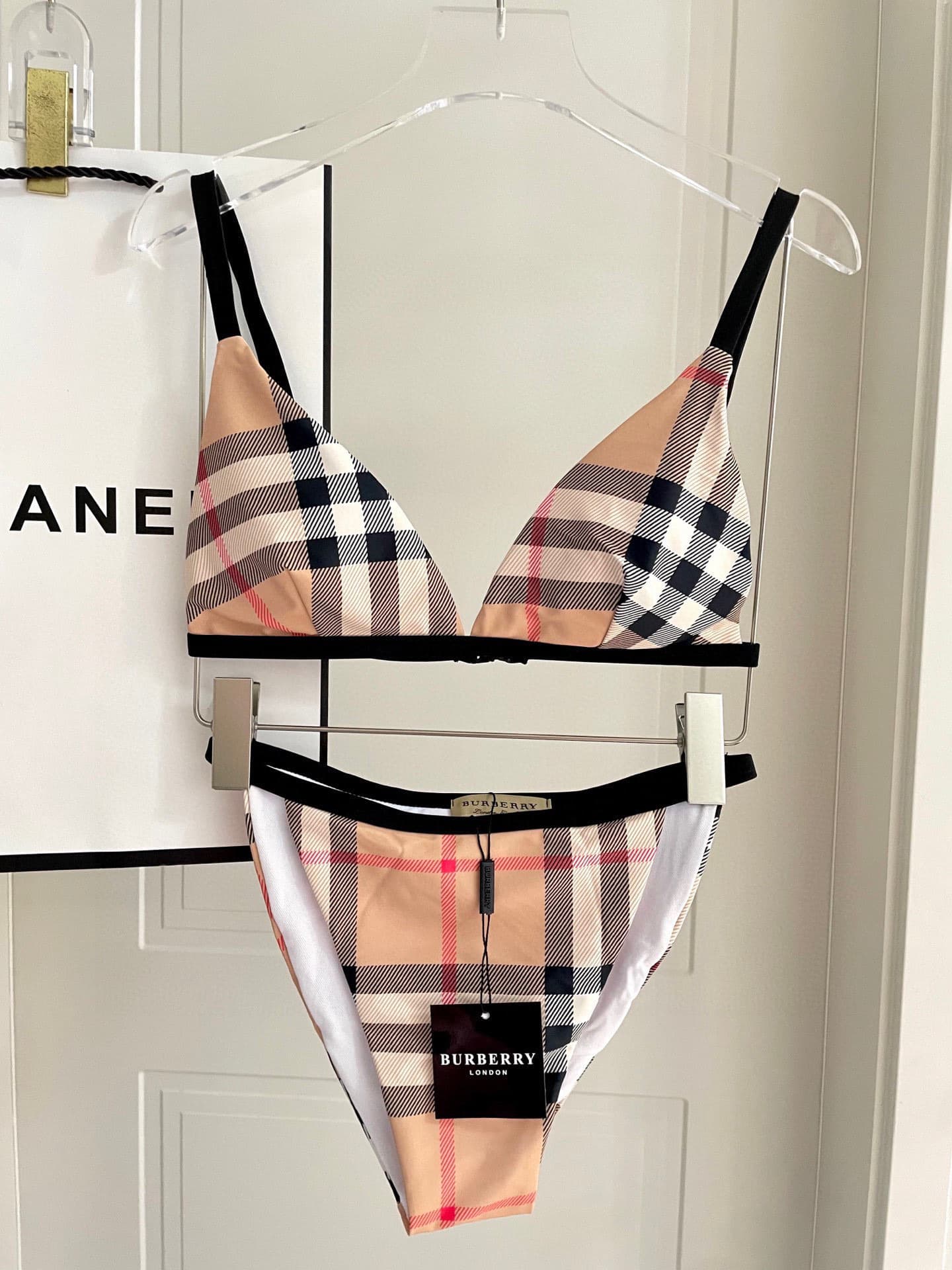 C24915 Burberry swimsuits – New styles available at Burberry stores, split design 😍🥰 Perfect for various swimming scenarios 🏊♀️ At the beach, swimming pools, hot springs, water parks, and rafting trips – all are suitable 😌 You can also wear them with inn — image 1