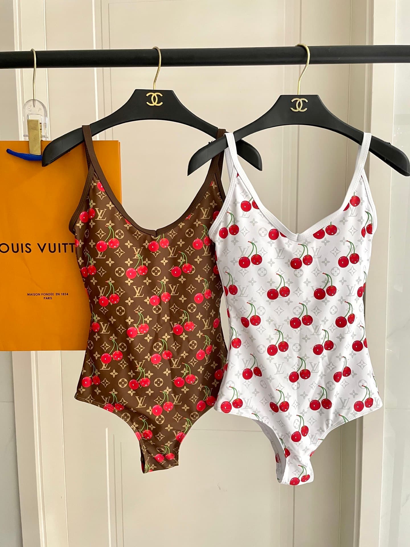 C24913 Lv swimsuit – New model with a one-piece design from Lv’s store 😍🥰 It’s suitable for various swimming scenarios 🏊♀️ Whether at the beach, in a swimming pool, in hot springs, or at water parks – it works perfectly 😌 It can also be worn with inner c — image 1
