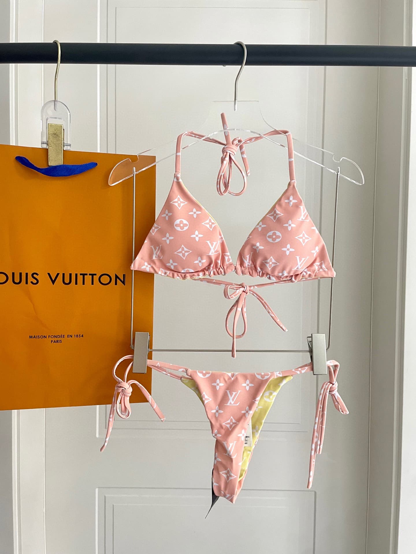 C24888 Lv swimsuits – Lv bikinis 😍🥰 are suitable for various swimming scenarios 🏊♀️. They can be used at the beach, in pools, hot springs, water parks, and for rafting activities 😌. They can also be worn with inner garments. The one-piece design covers t — image 1