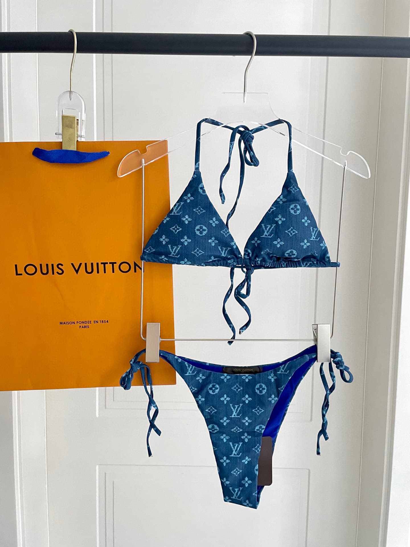 C24875 Lv swimsuits – Lv bikinis 😍🥰 – are suitable for various swimming scenarios 🏊♀️. Ideal for beach, swimming pools, hot springs, water parks, and rafting activities 😌. They can also be worn with inner garments. The one-piece design covers the body an — image 1