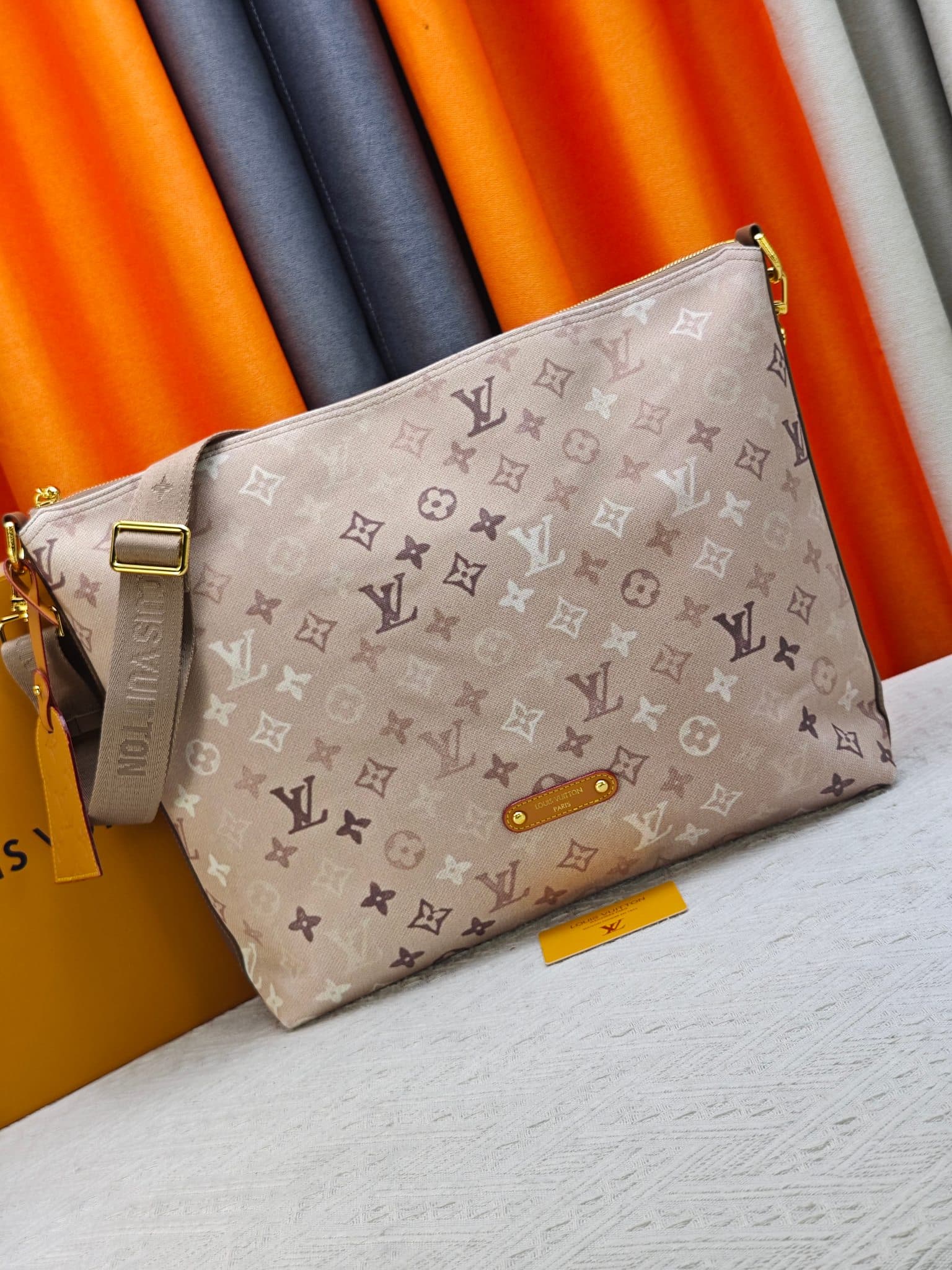 C5278 Upgraded version of M26931, M28392, M27856, M27181, M14018, M13986. This Vagabond Hobo handbag features soft leather texture. It can be worn on the shoulder or slung over the arm with an adjustable fabric strap. The interior has LV Blason weave patt — image 1