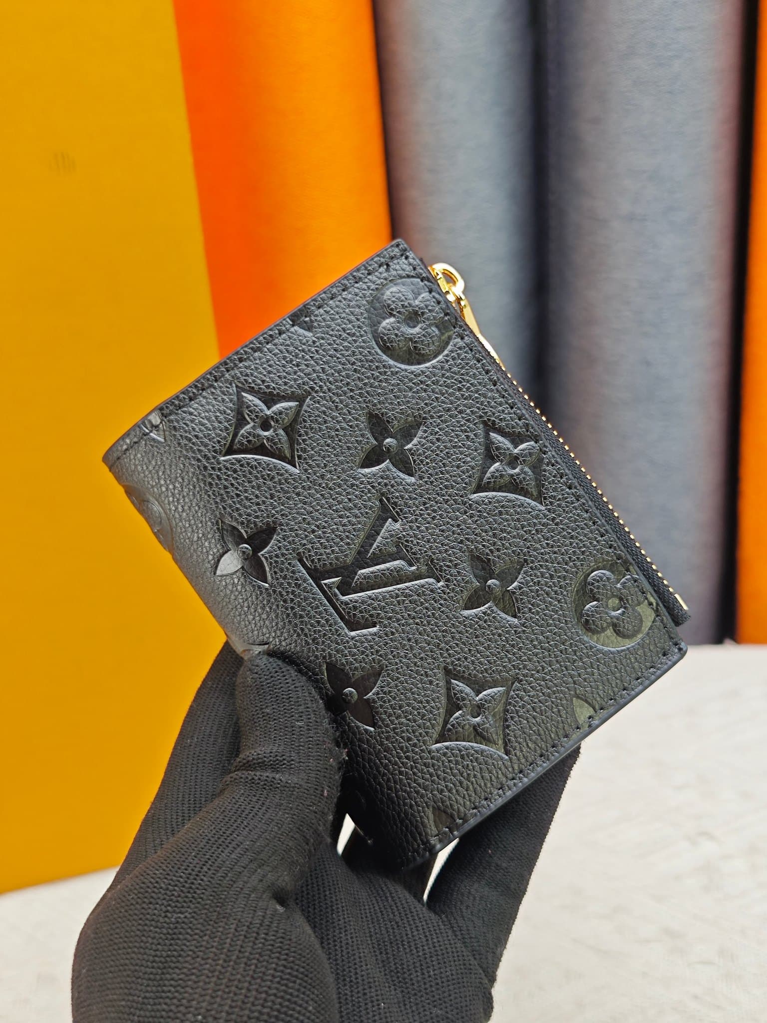 C5290 M82381 M82382 M82383 MPortefeuille Lisa is made of Monogram canvas with colored leather lining. This compact wallet features a coin pocket with support strips, and the handle is decorated with LV circles. It can be easily placed in a small bag or ha — image 1