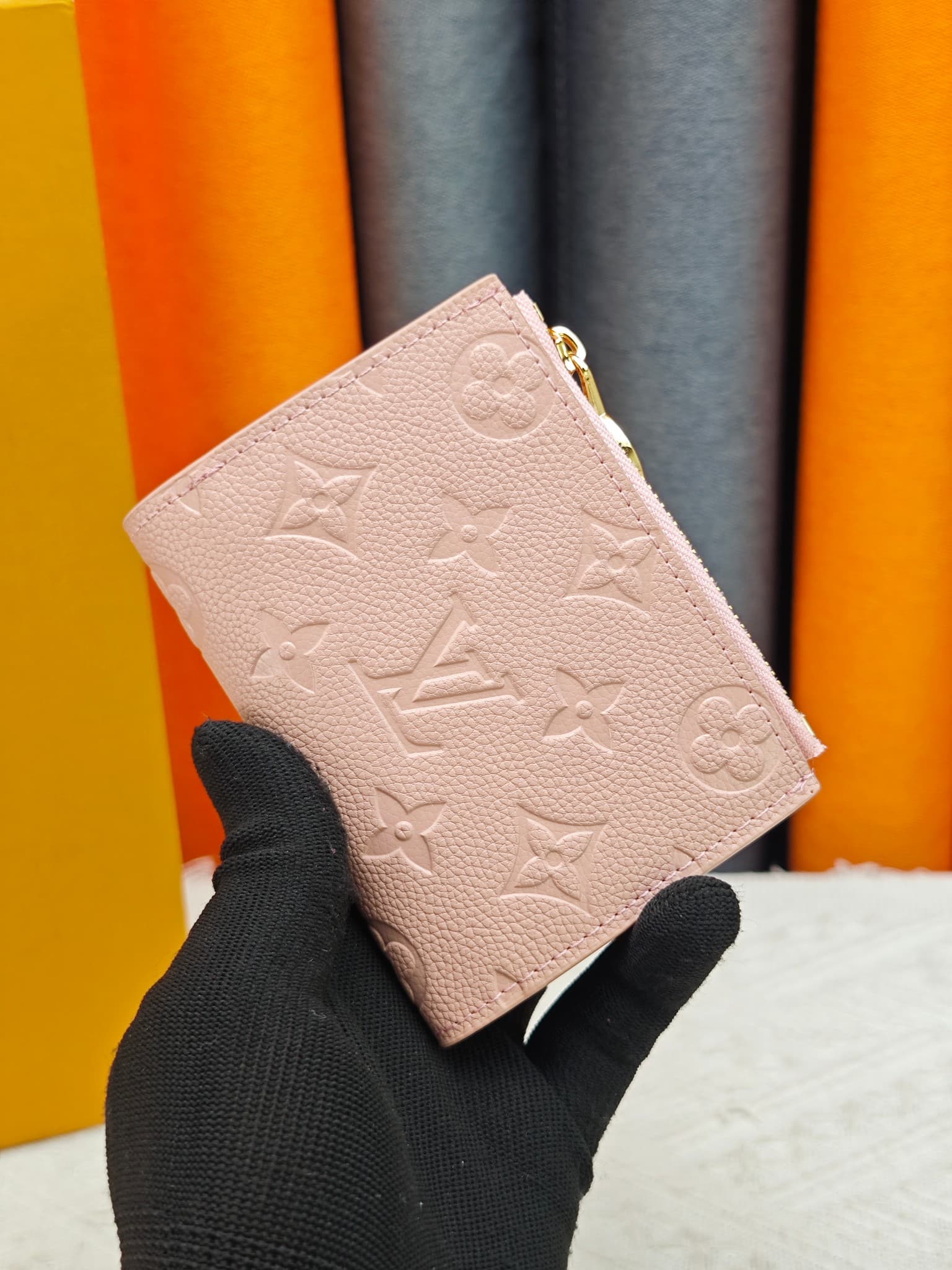 C5289 M82381 M82382 M82383 MPortefeuille Lisa is made of Monogram canvas with colored leather lining. This compact wallet features a coin pocket and corner support; the handle is decorated with LV circles, allowing it to be easily placed in a small bag or — image 1
