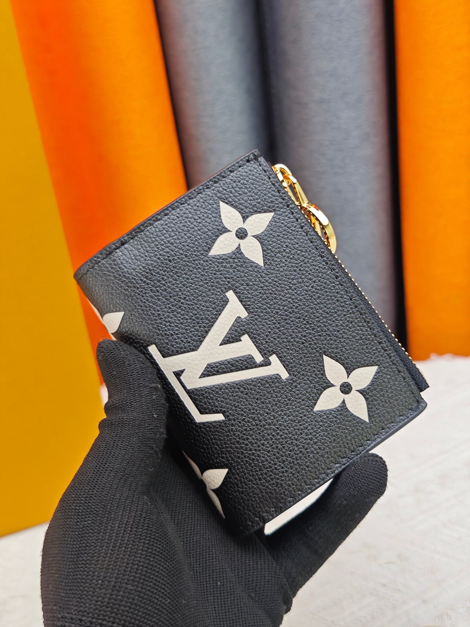C5288 M82381 M82382 M82383 MPortefeuille Lisa is made of Monogram canvas with colored leather lining. This compact wallet features a corner flap for coins, and the handle is decorated with LV circles, making it easy to fit into a small bag or handbag. It — image 1